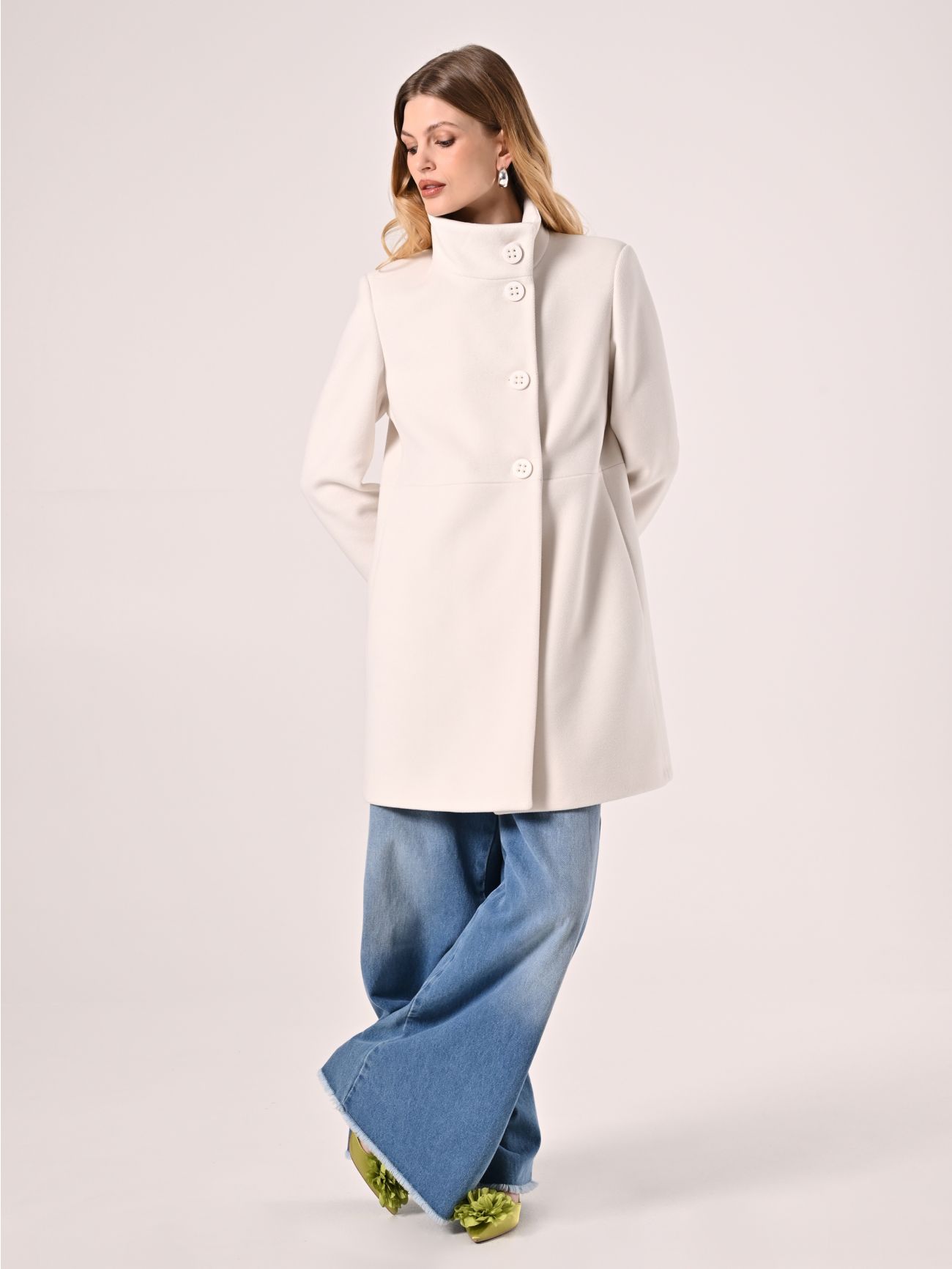 White Coat with Stand-Up Collar in_i7