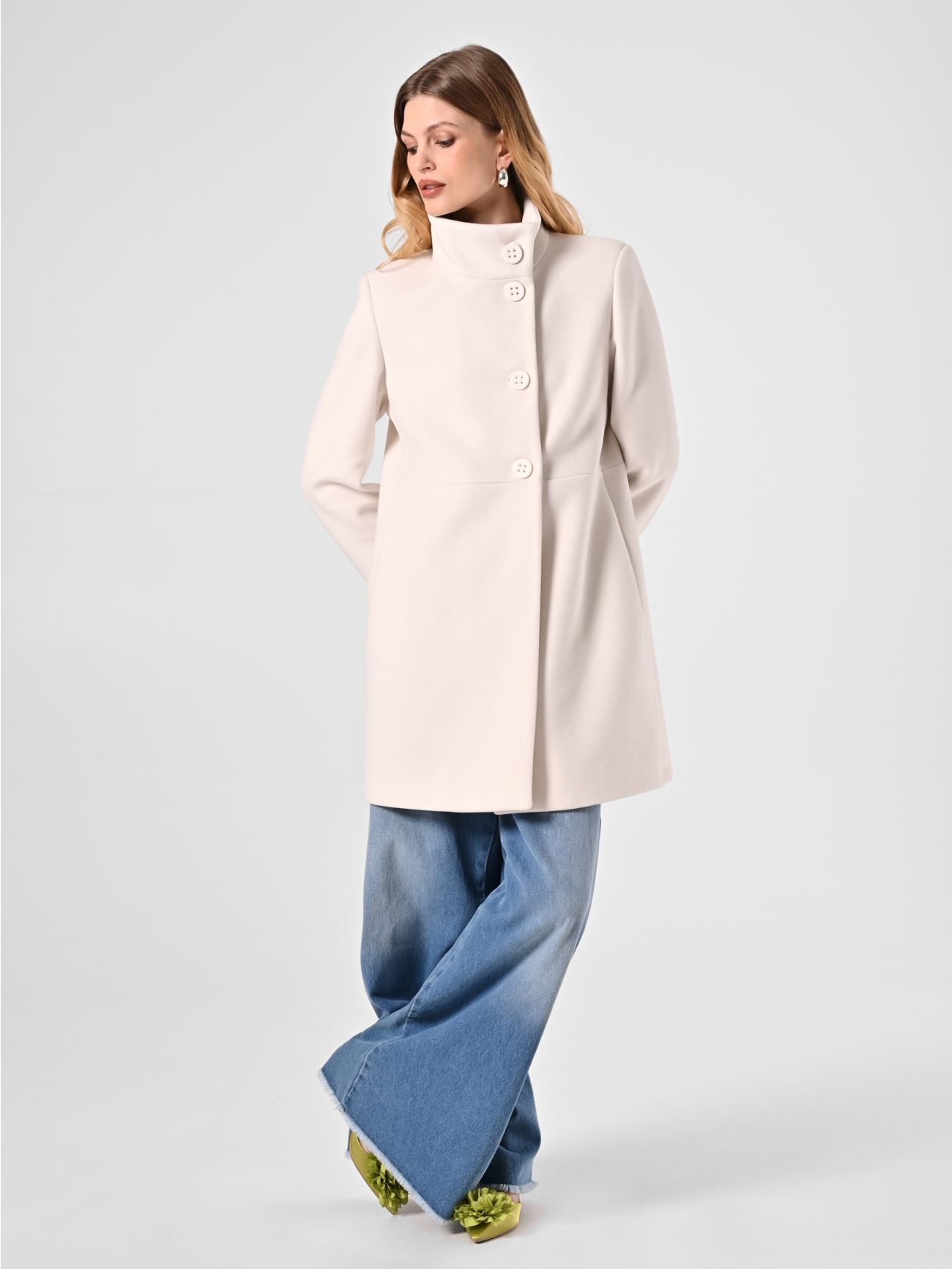 White Coat with Stand-Up Collar in_i7