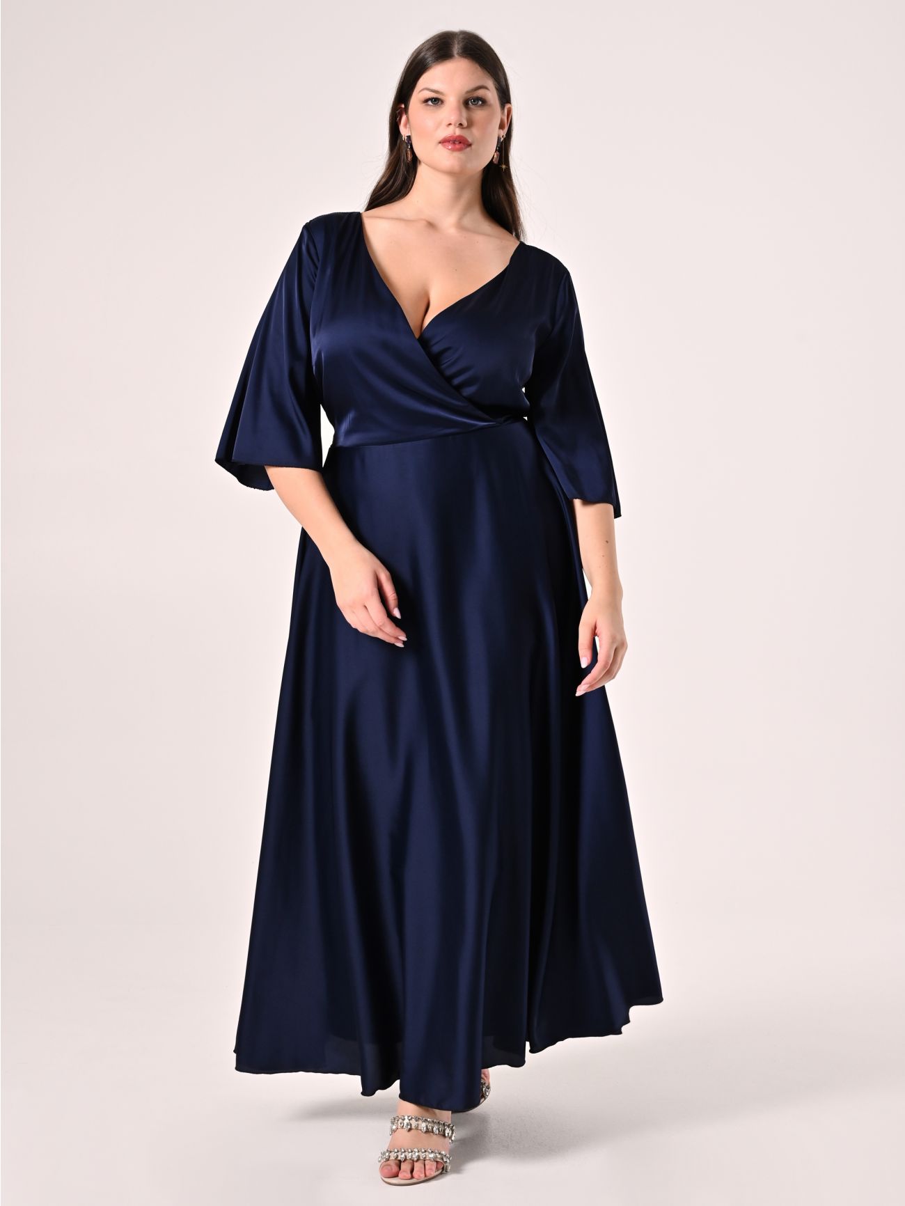 Curvy-Kleid in Blau aus Satin in_i7
