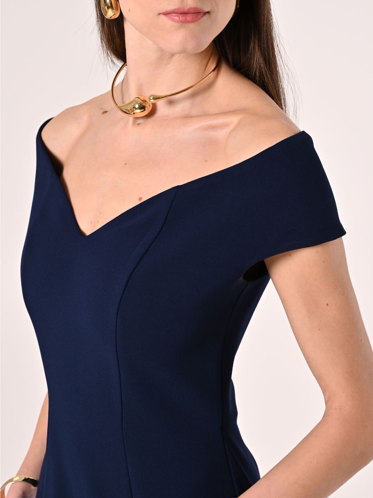 Robe longue bleue épaules dénudées in_i5
