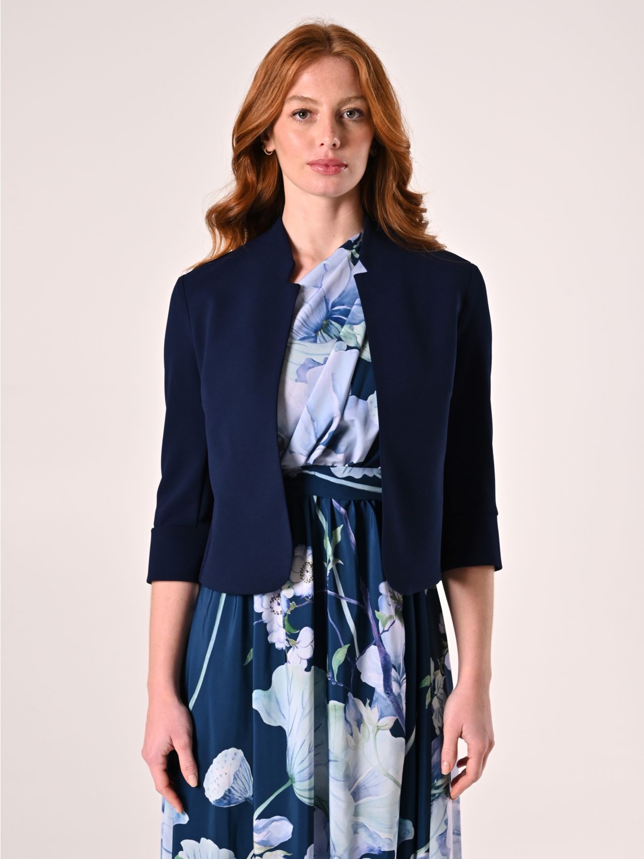Kurze Jacke mit abgerundeten Kanten in Blau det_2