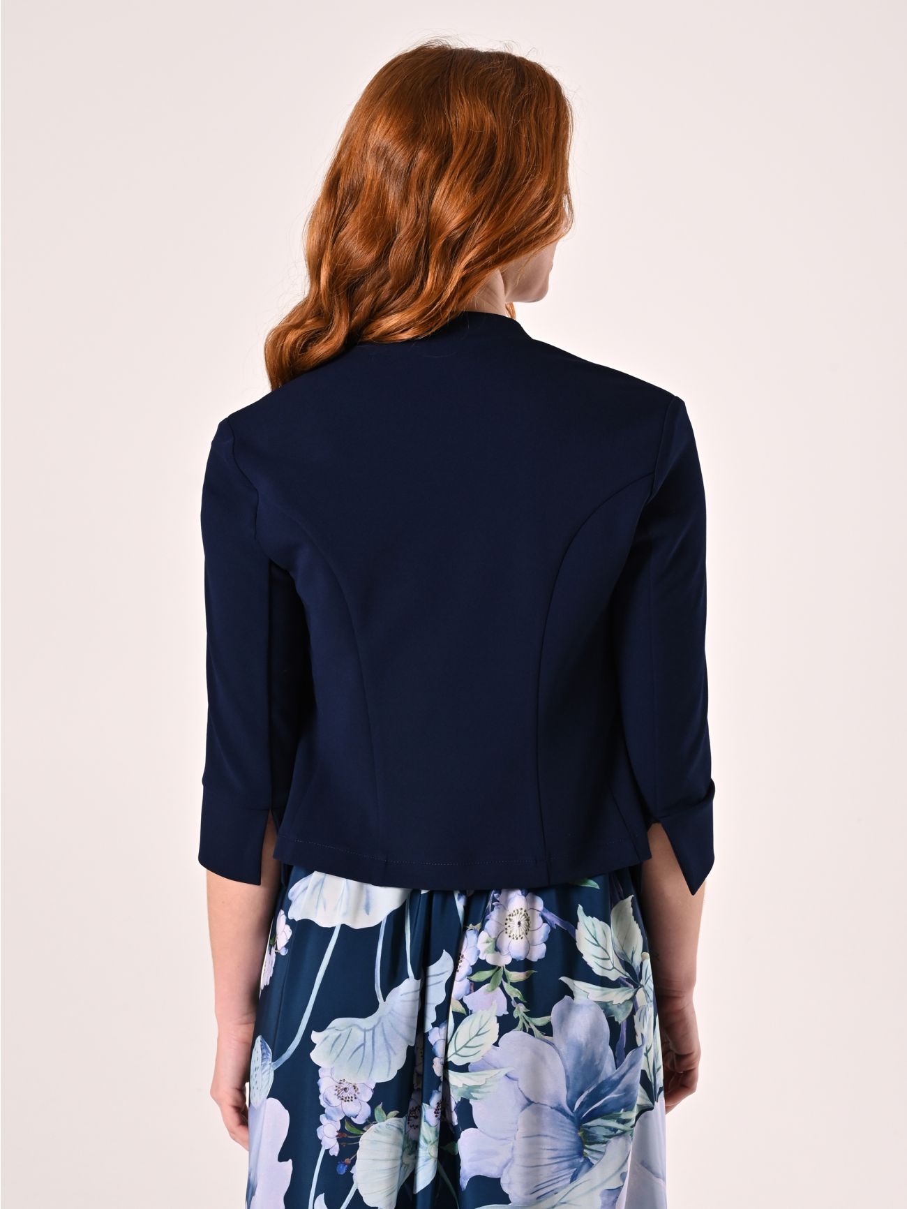 Kurze Jacke mit abgerundeten Kanten in Blau det_3