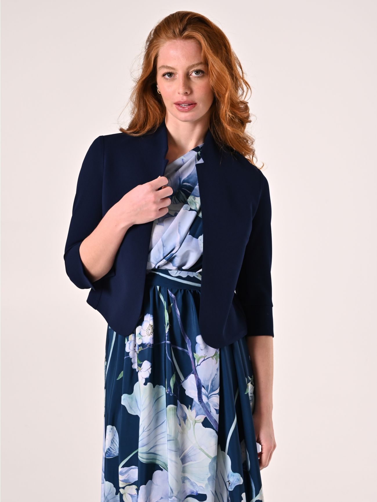 Kurze Jacke mit abgerundeten Kanten in Blau in_i7