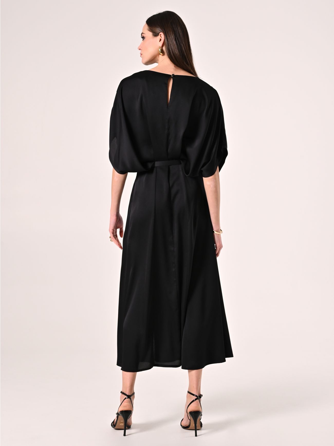Abito Nero con Maniche Kimono det_3