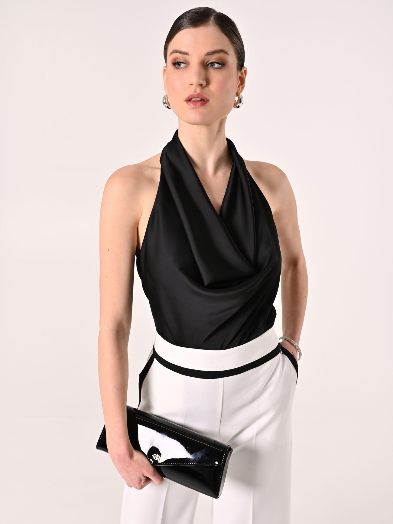 Top noir en satin in_i7