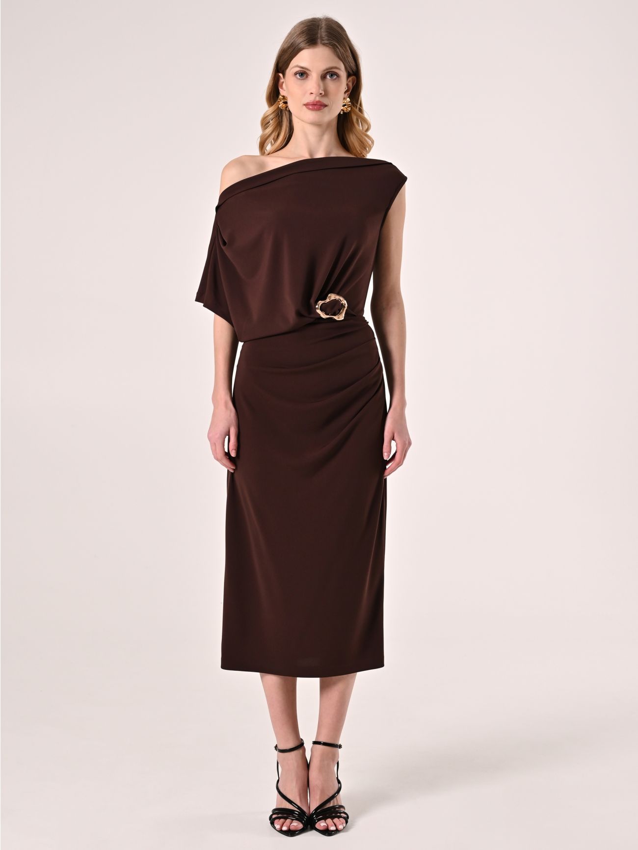 Robe marron à boucle dorée det_1