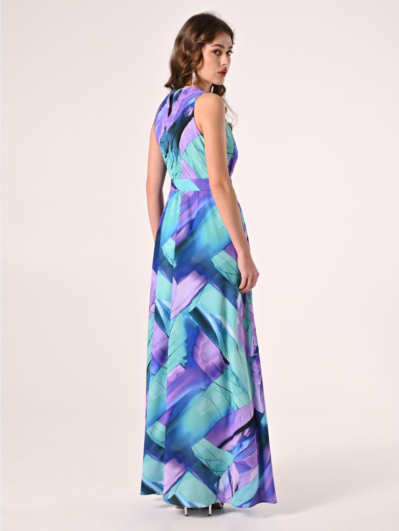 Langes Kleid mit abstraktem Muster und überzogenem Gürtel det_3