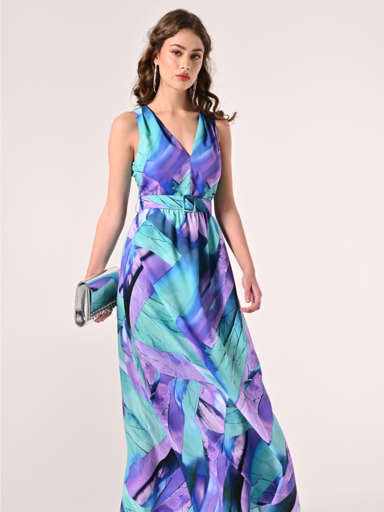 Langes Kleid mit abstraktem Muster und überzogenem Gürtel sp_e1