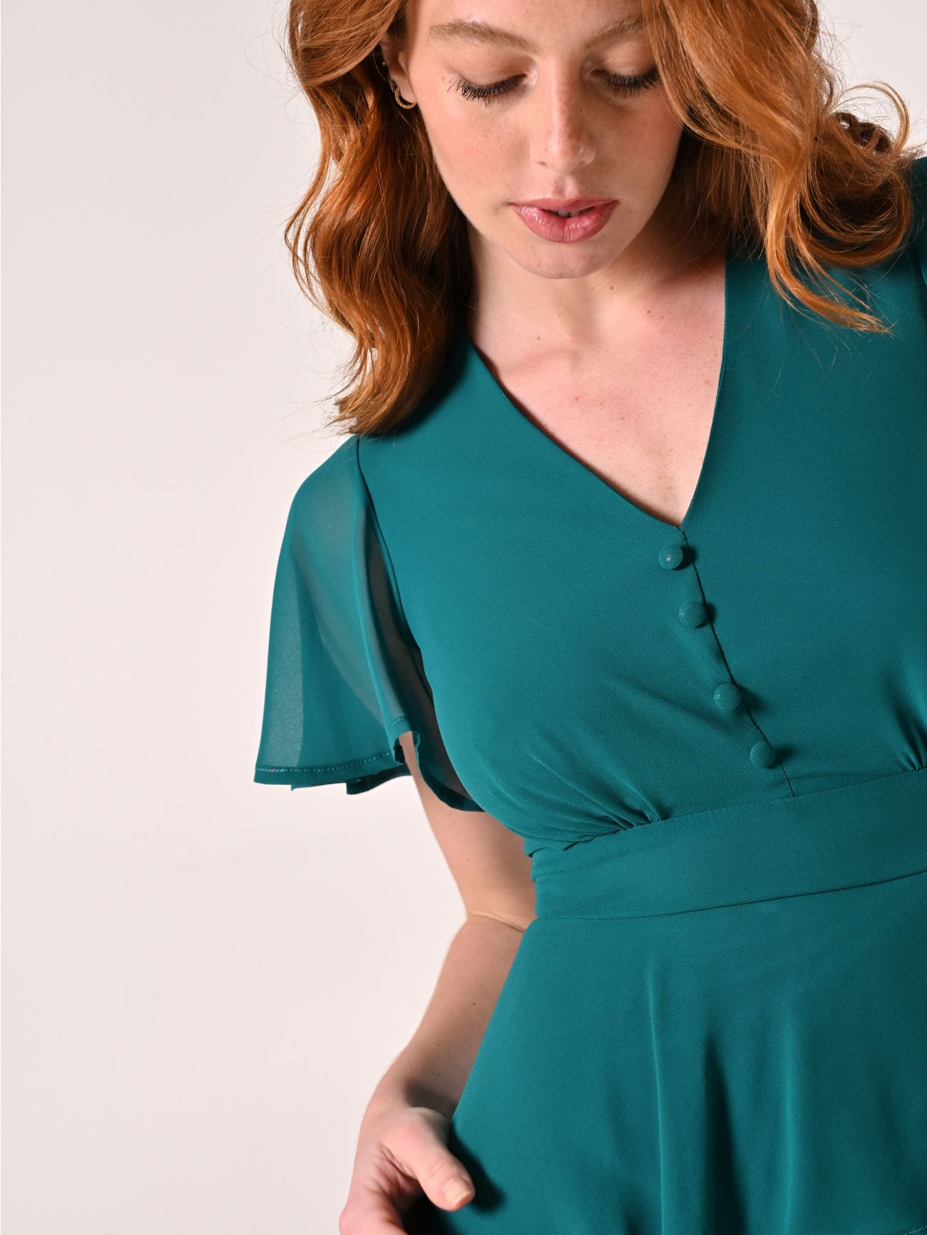 Kleid mit Volants in Grün mit überzogenen Knöpfchen in_i5