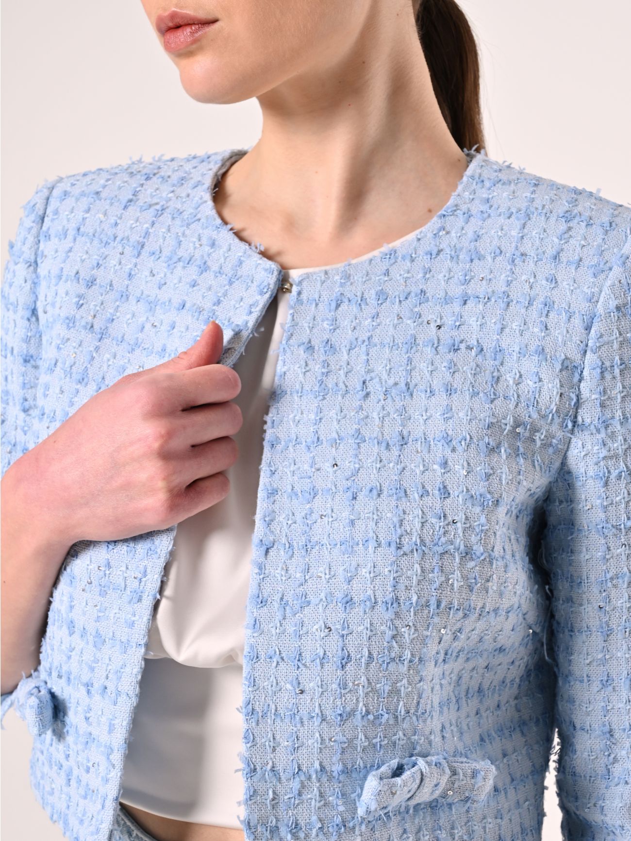 Chaqueta de tweed celeste con microlentejuelas in_i5