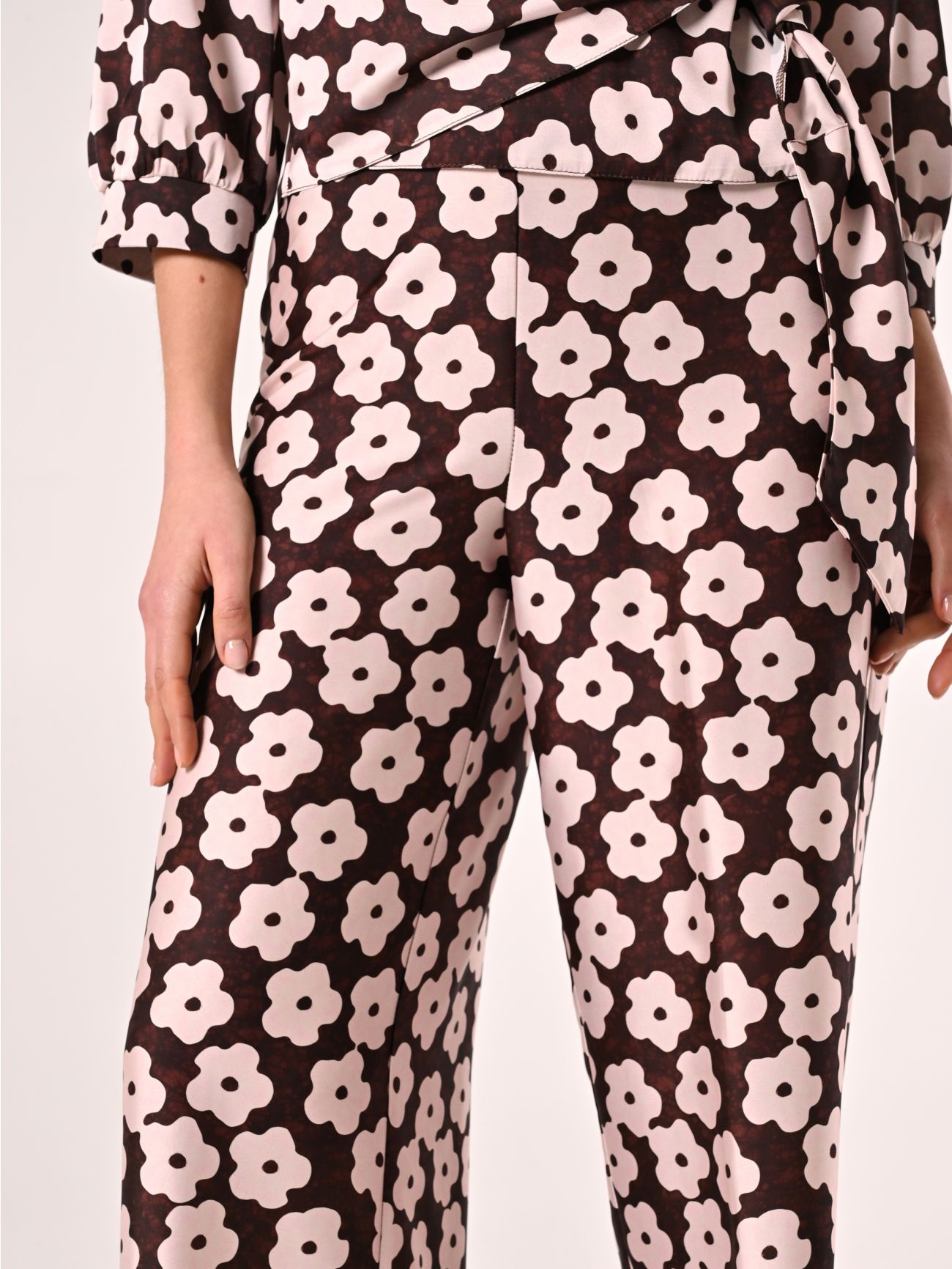 Hose mit Blumenmuster in Rosa & Schokolade in_i5