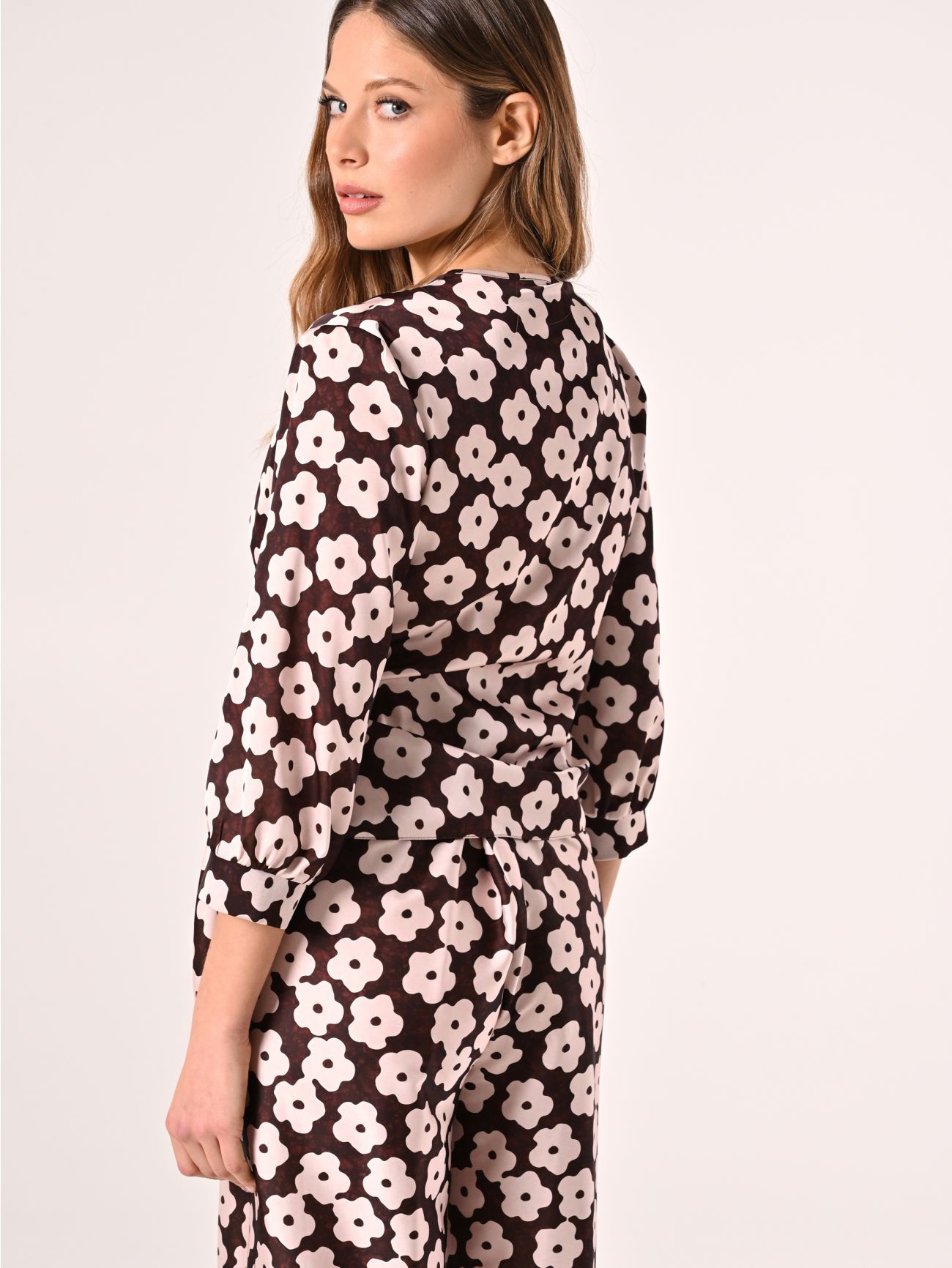 Bluse mit Blumenmuster in Rosa & Schokolade det_3