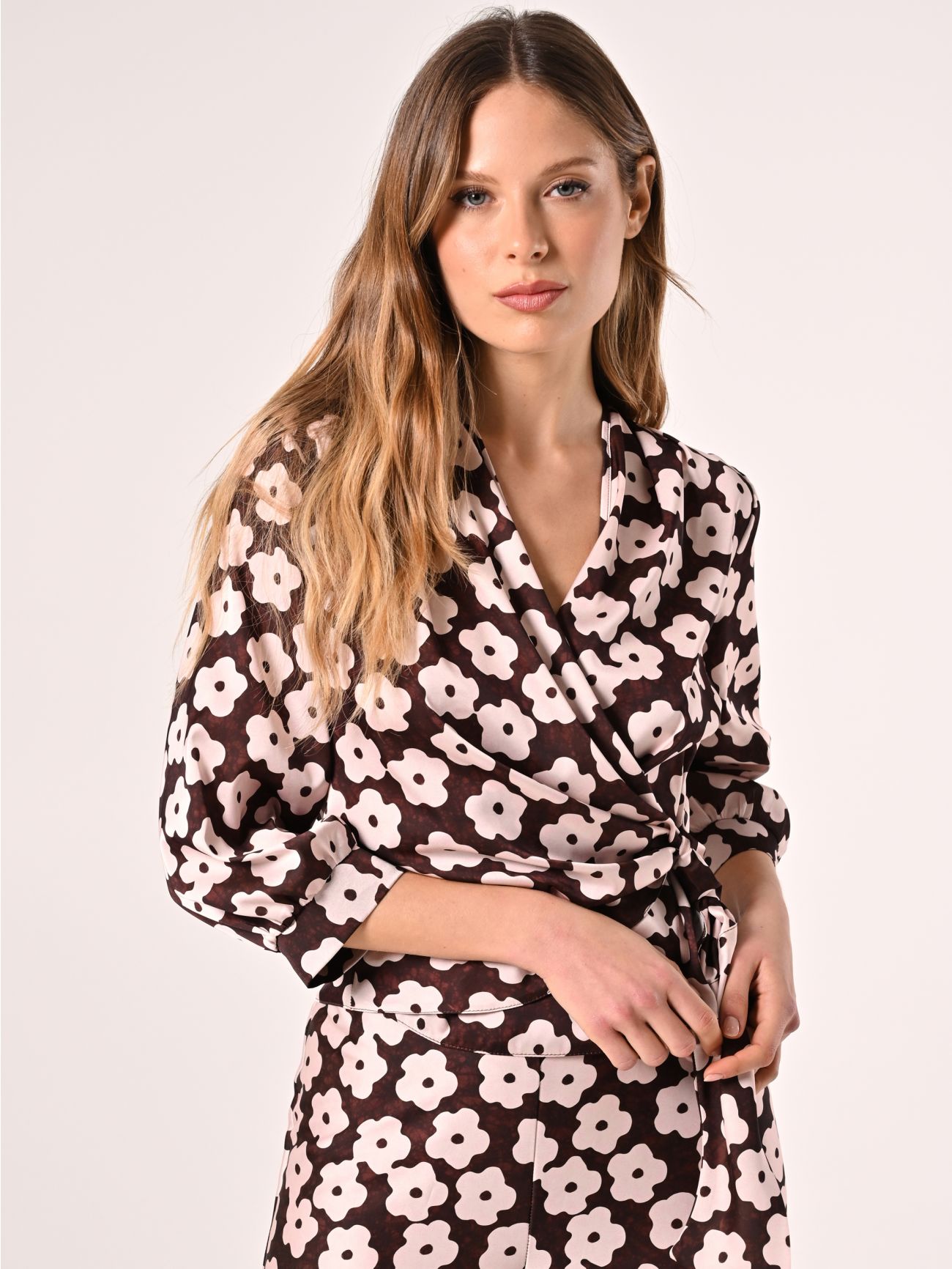 Bluse mit Blumenmuster in Rosa & Schokolade in_i7