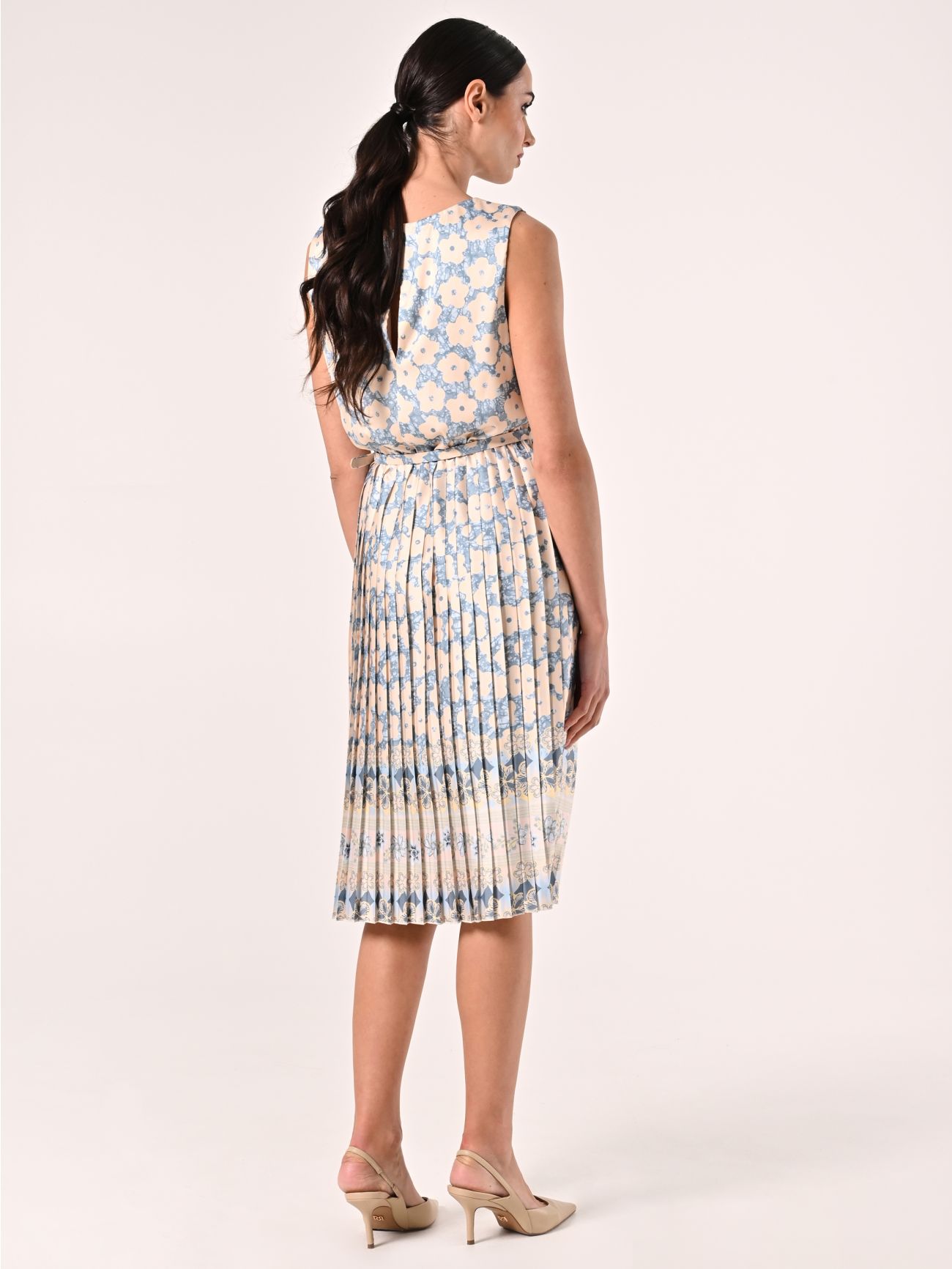 Vestido midi plisado con estampado floral celeste det_3