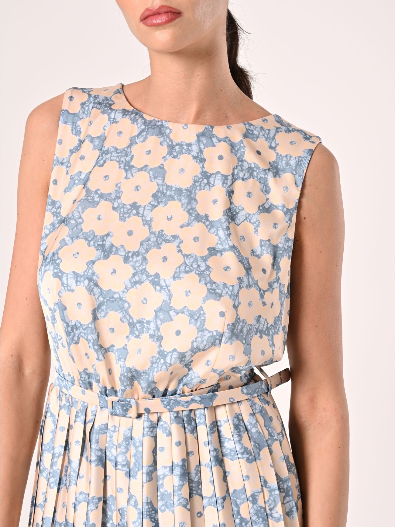 Vestido midi plisado con estampado floral celeste in_i5