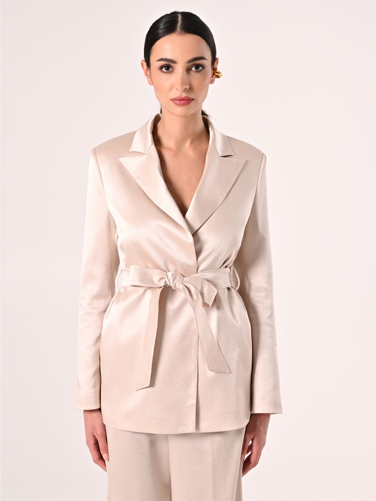 Jacke mit Bindegürtel aus Envers-Satin in Beige det_2