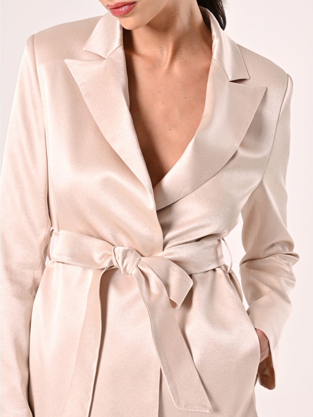 Jacke mit Bindegürtel aus Envers-Satin in Beige in_i5