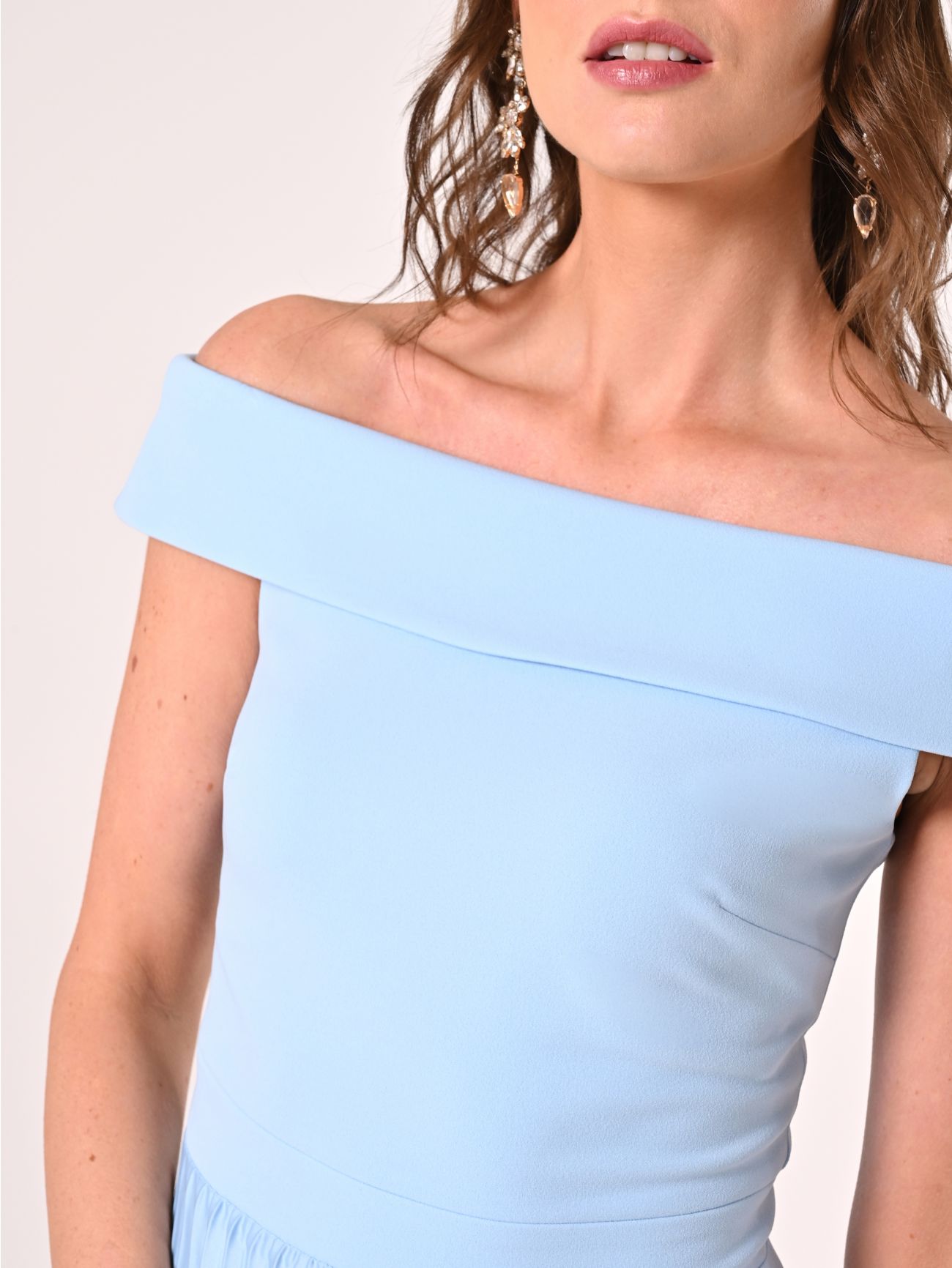 Schulterfreies Kleid in Hellblau mit plissiertem Rock in_i5