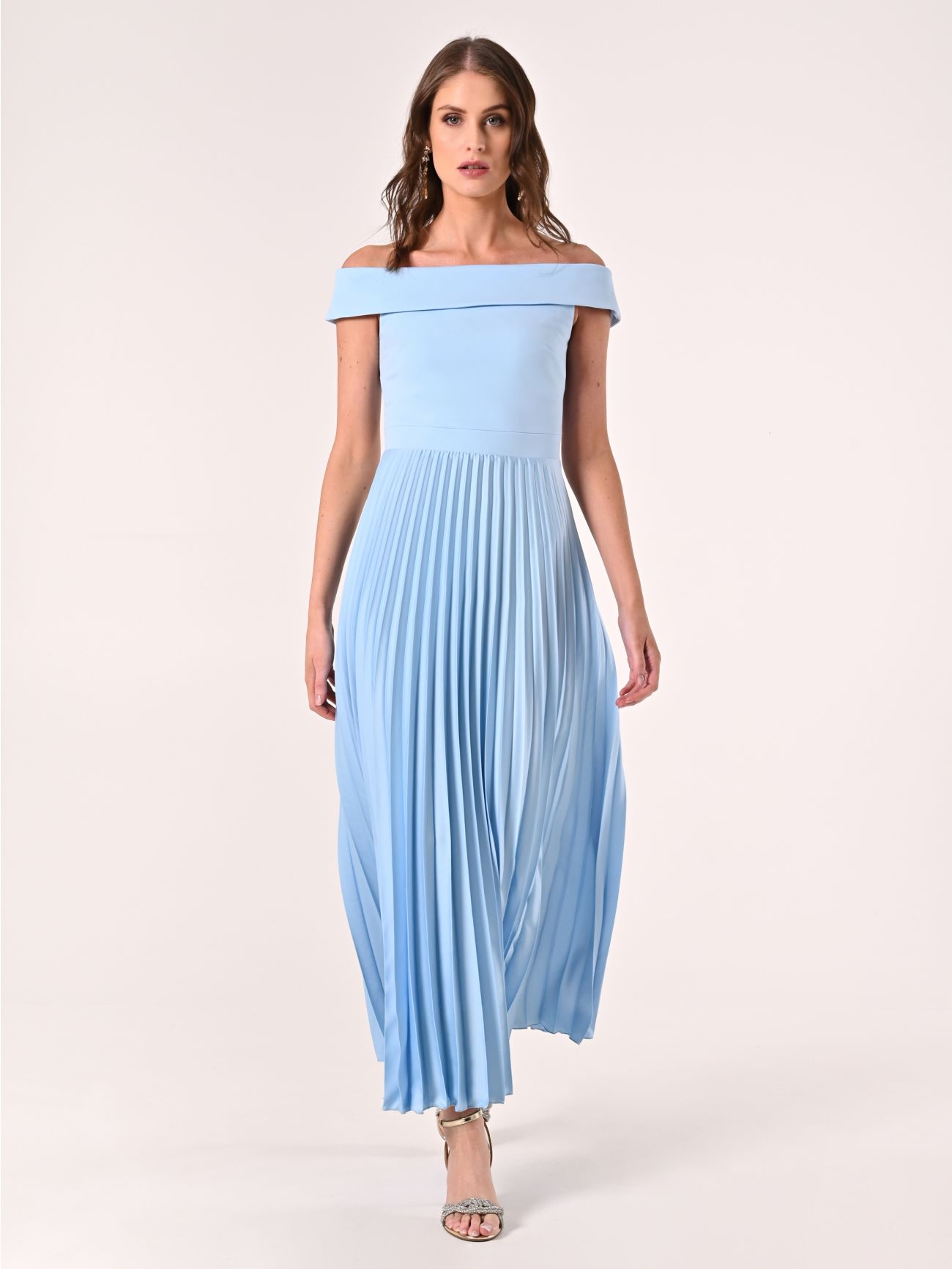 Schulterfreies Kleid in Hellblau mit plissiertem Rock in_i7