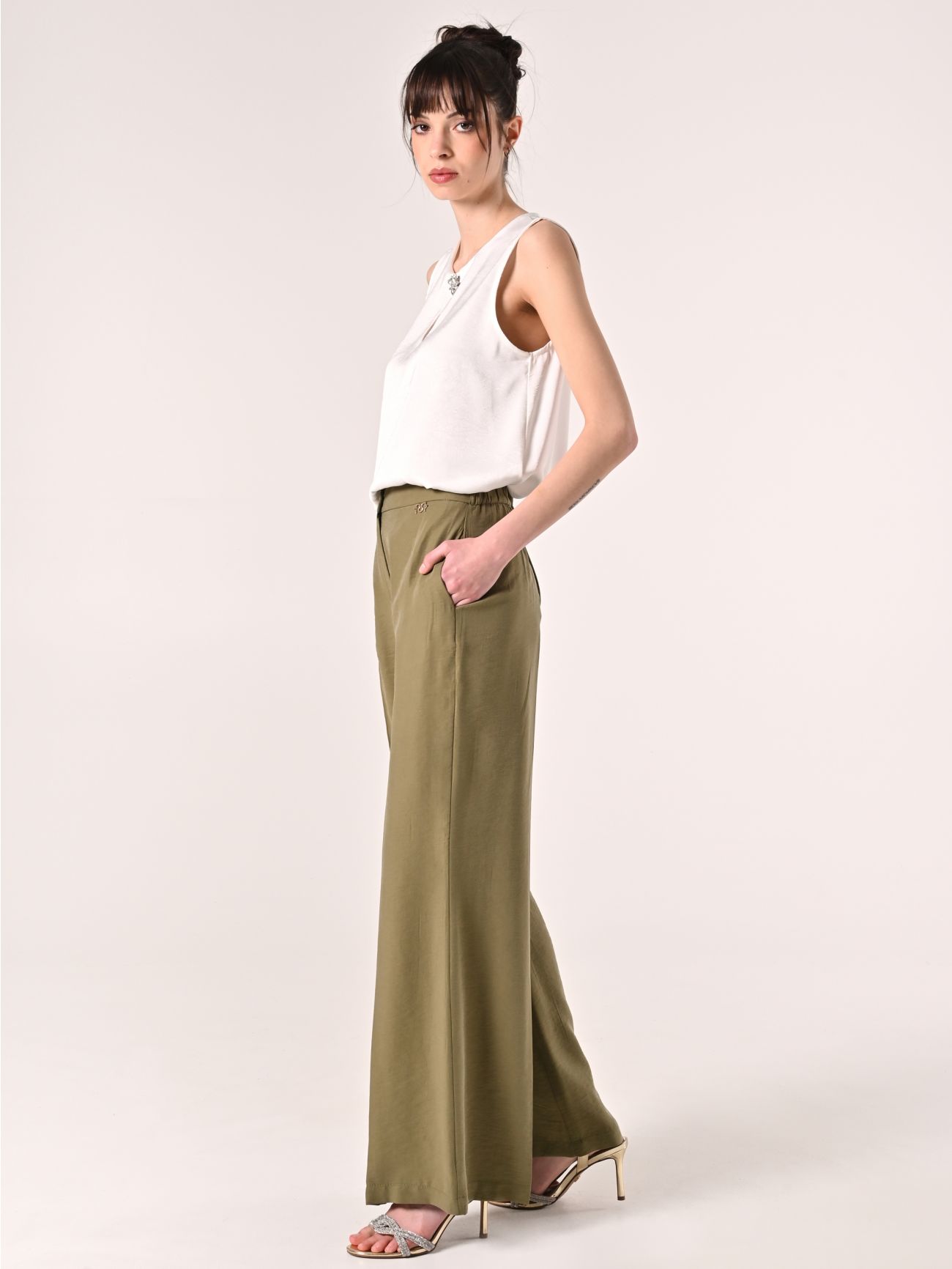 Pantalón amplio de modal verde militar in_i7
