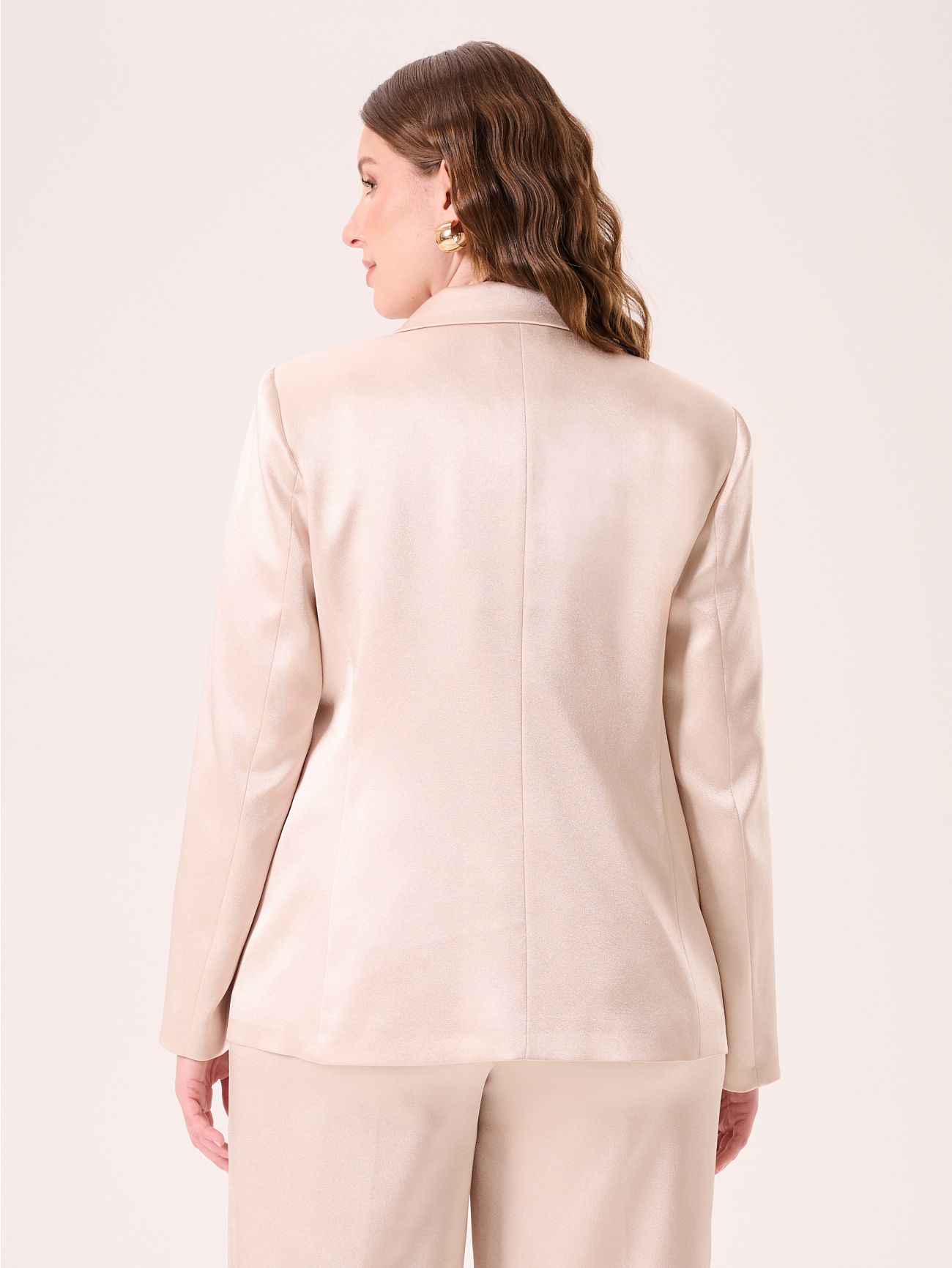 Curvy-Jacke aus strukturiertem Satin in Beige in_i4