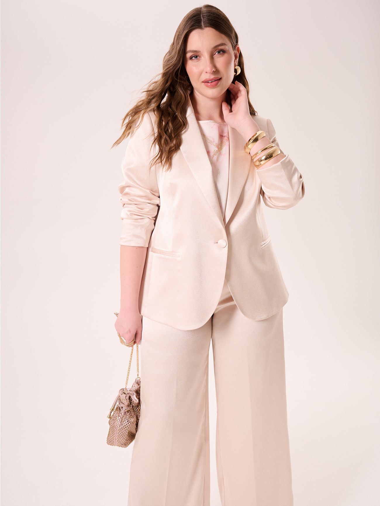 Curvy-Jacke aus strukturiertem Satin in Beige sp_e1