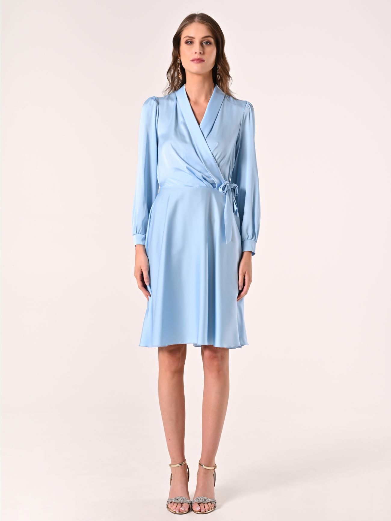 Robe cache-cœur bleu ciel en satin det_1