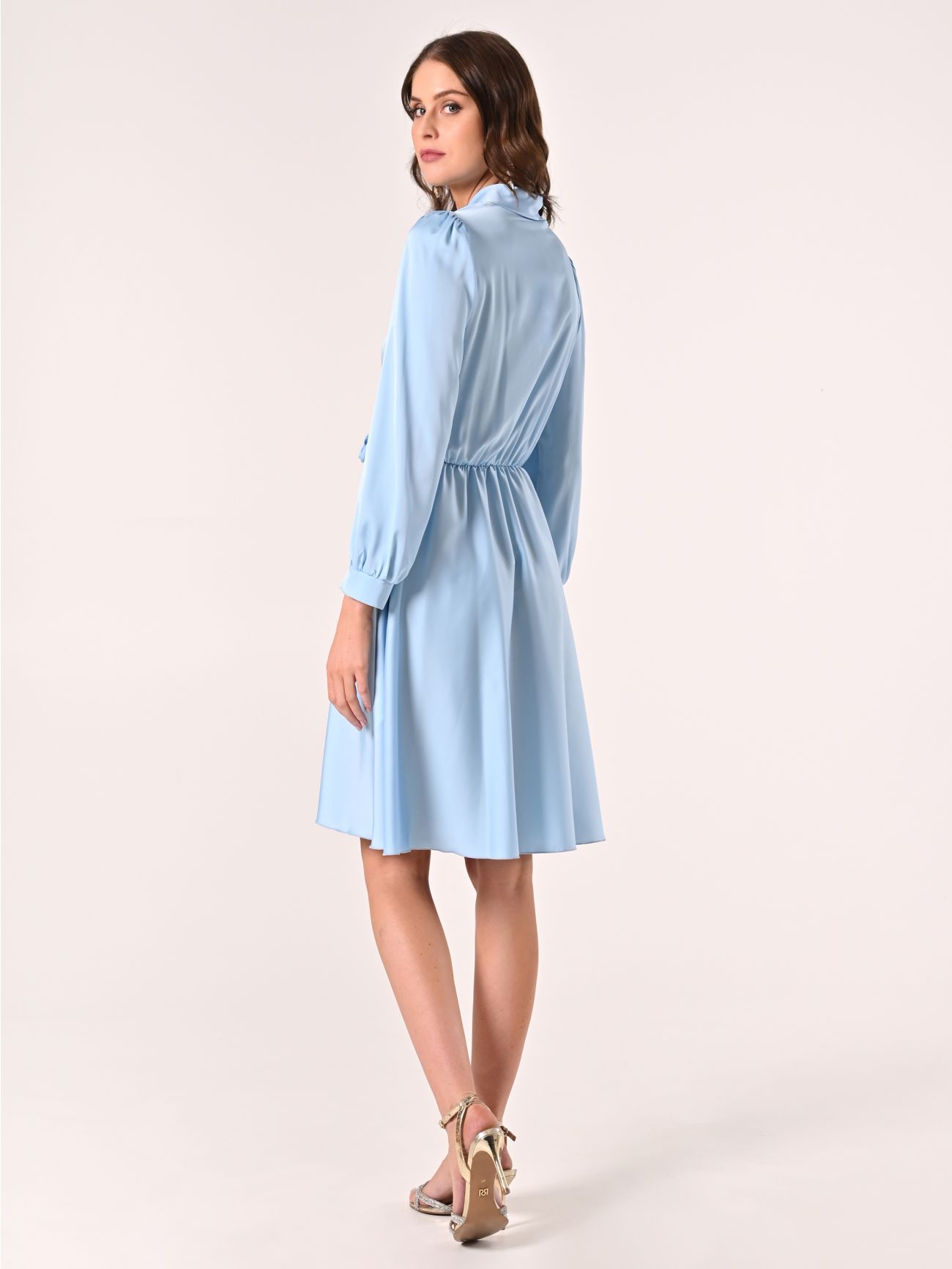 Robe cache-cœur bleu ciel en satin det_3