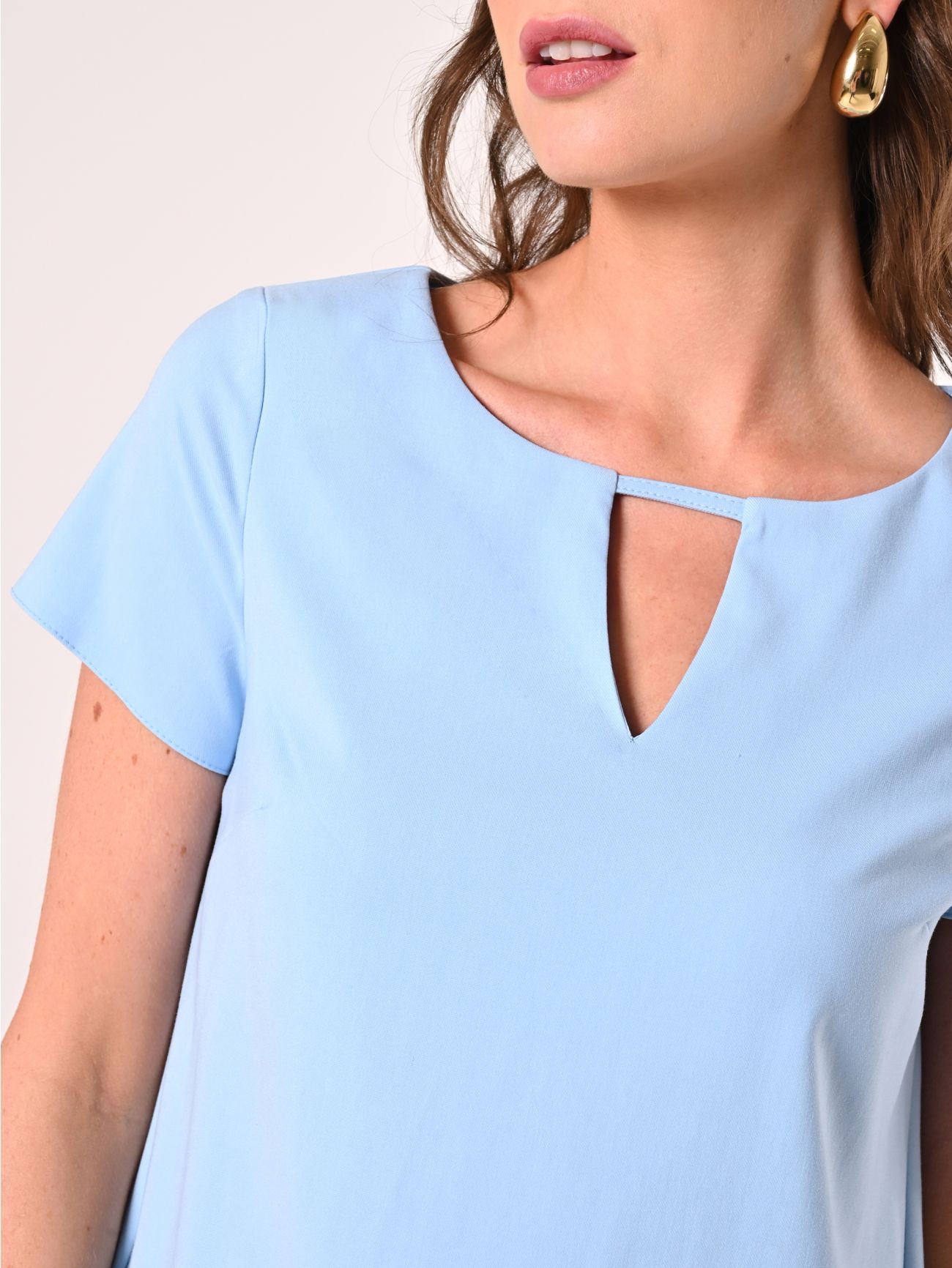Etuikleid in Hellblau mit Cut-Out-Detail in_i5