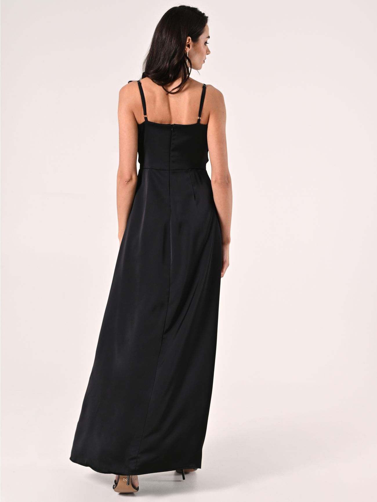 Langes Kleid aus Satin in Schwarz det_3