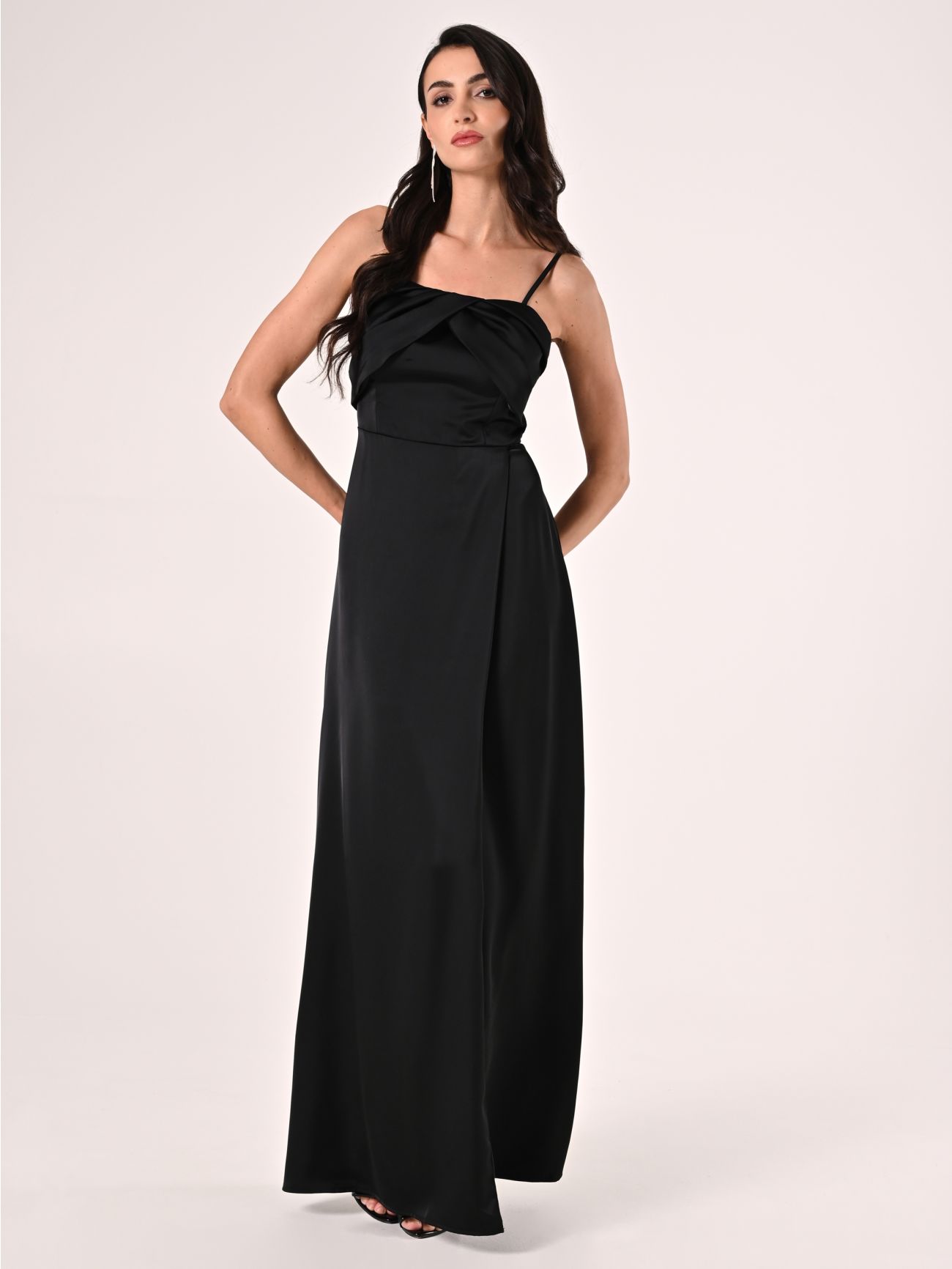 Langes Kleid aus Satin in Schwarz in_i7