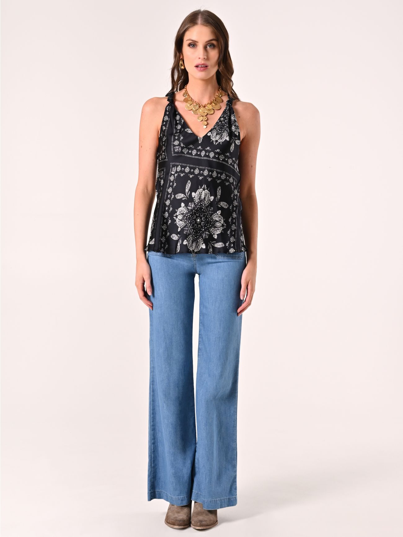 Top de satén con estampado paisley det_1