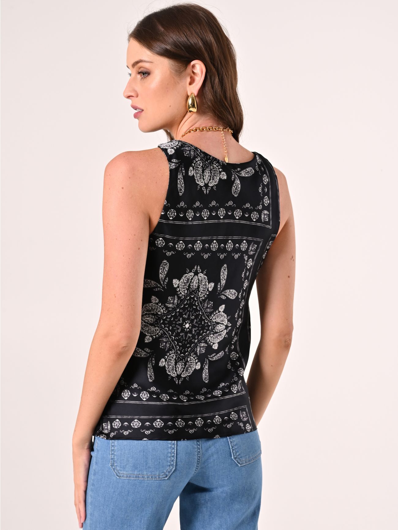 Top de satén con estampado paisley det_3