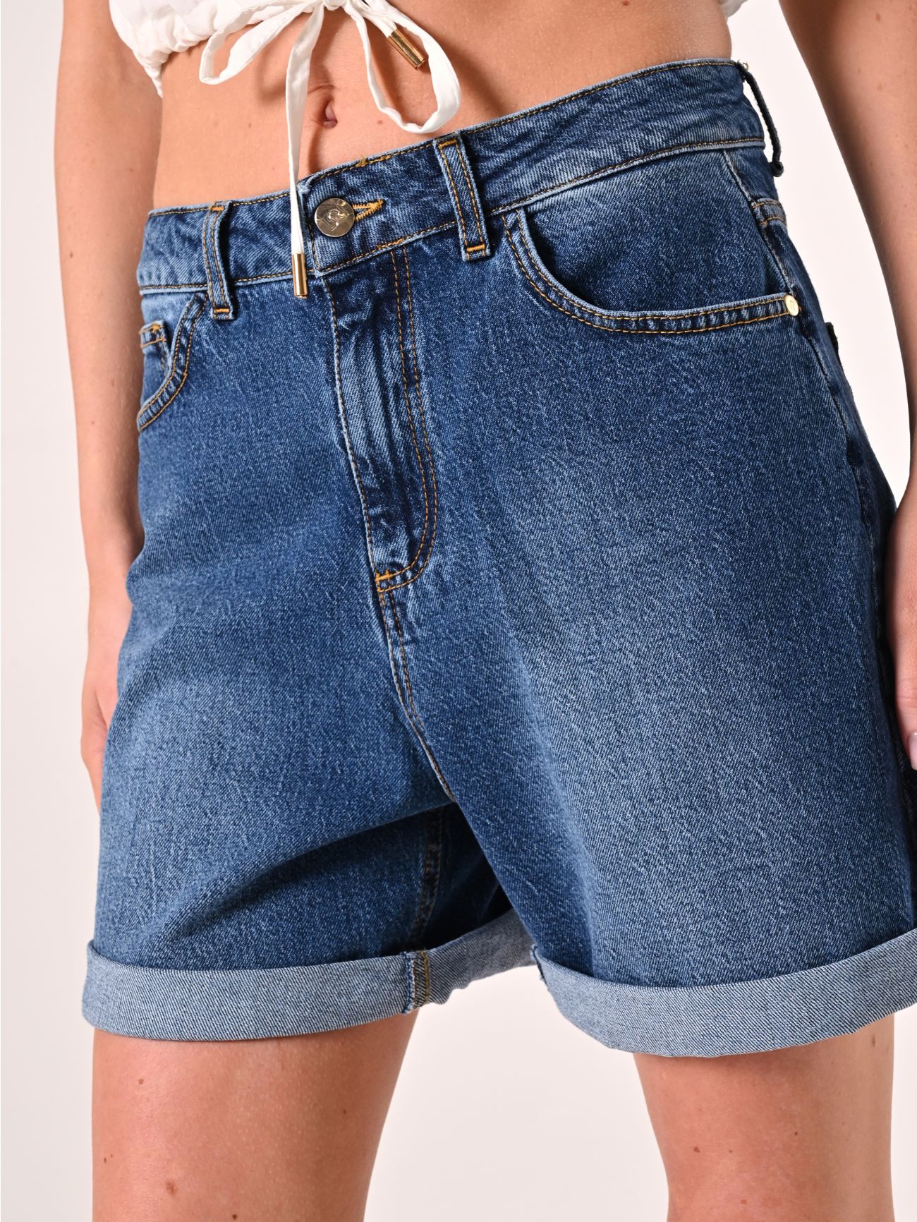 Pantalón corto en denim de lavado uniforme in_i5