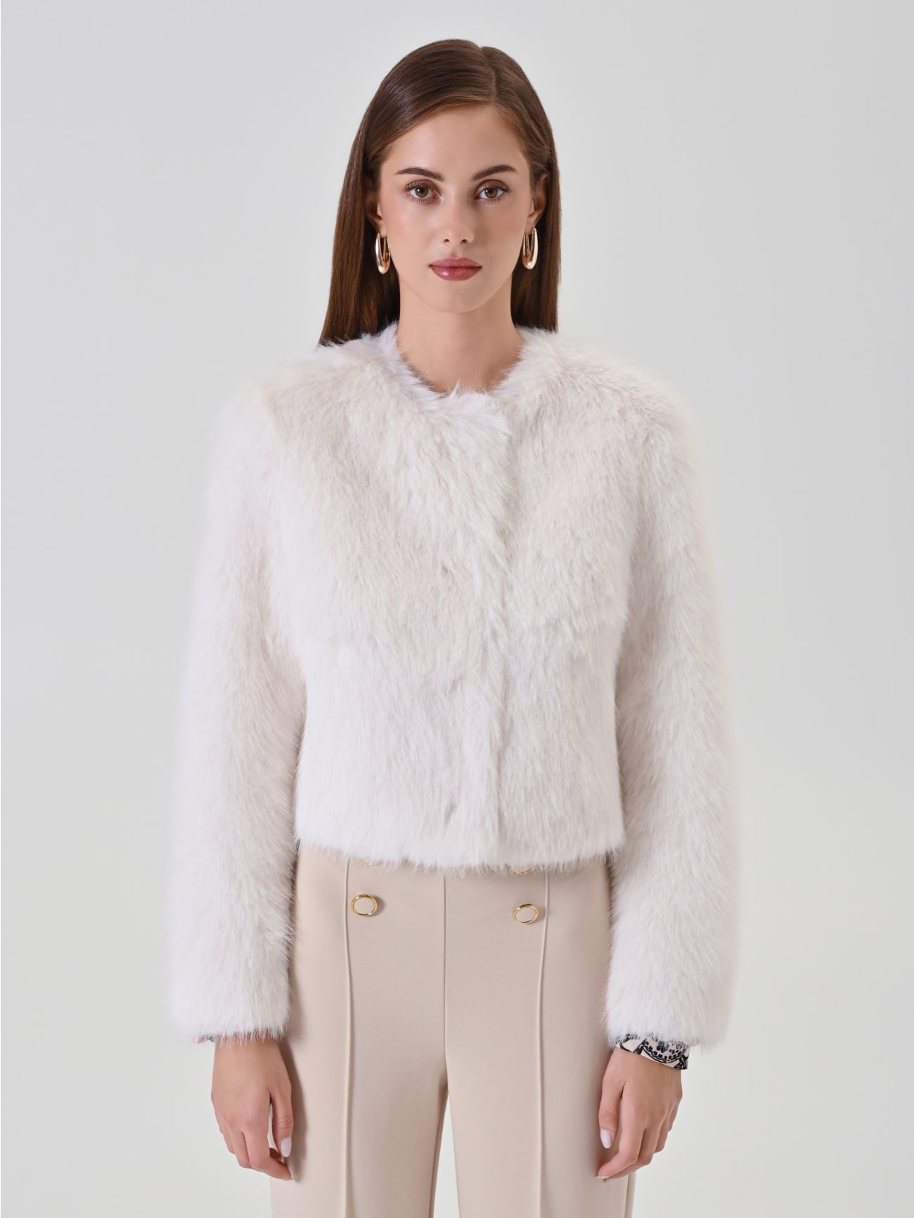 Giacca corta bianca in faux fur det_2
