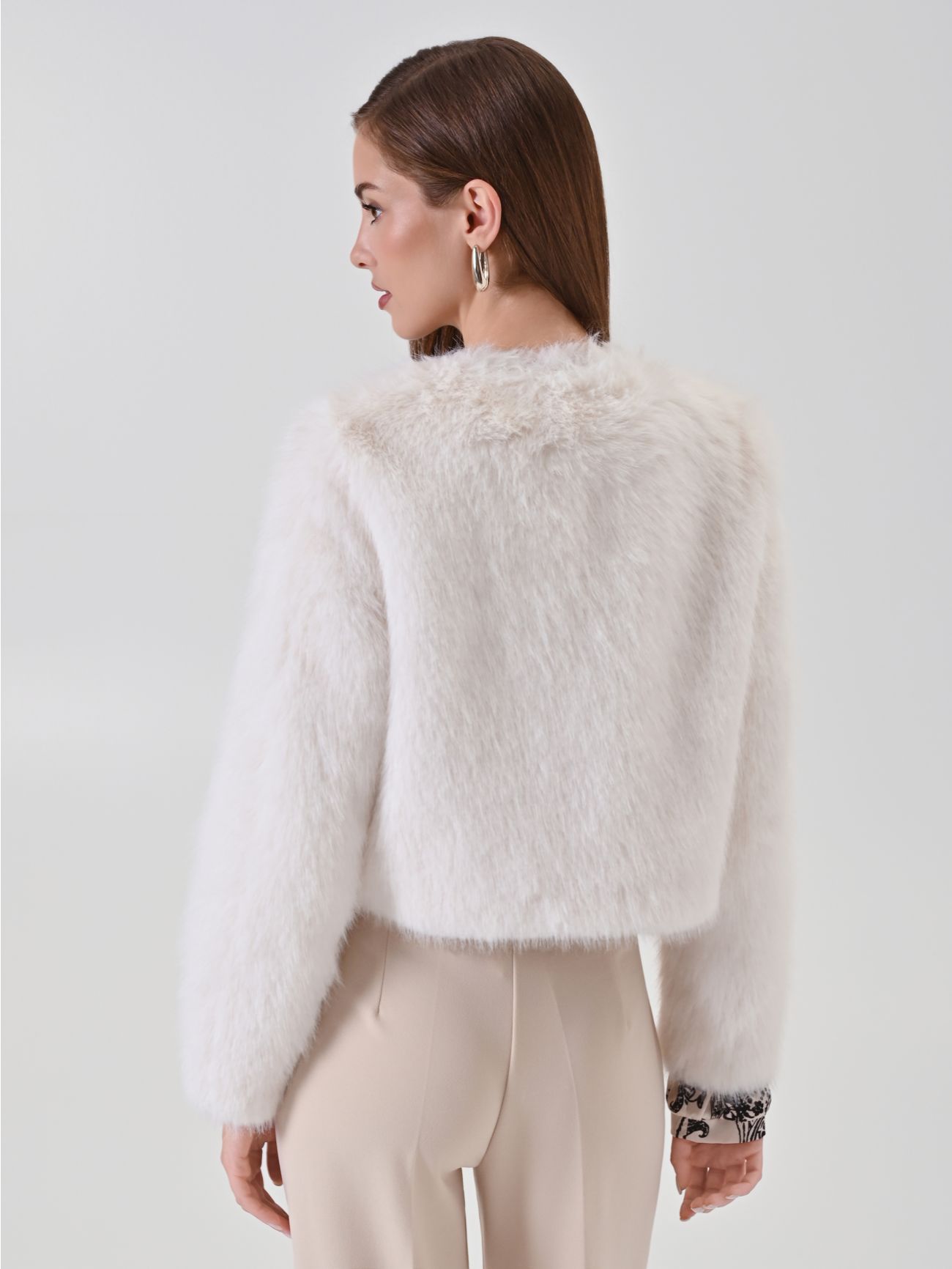 Giacca corta bianca in faux fur det_3