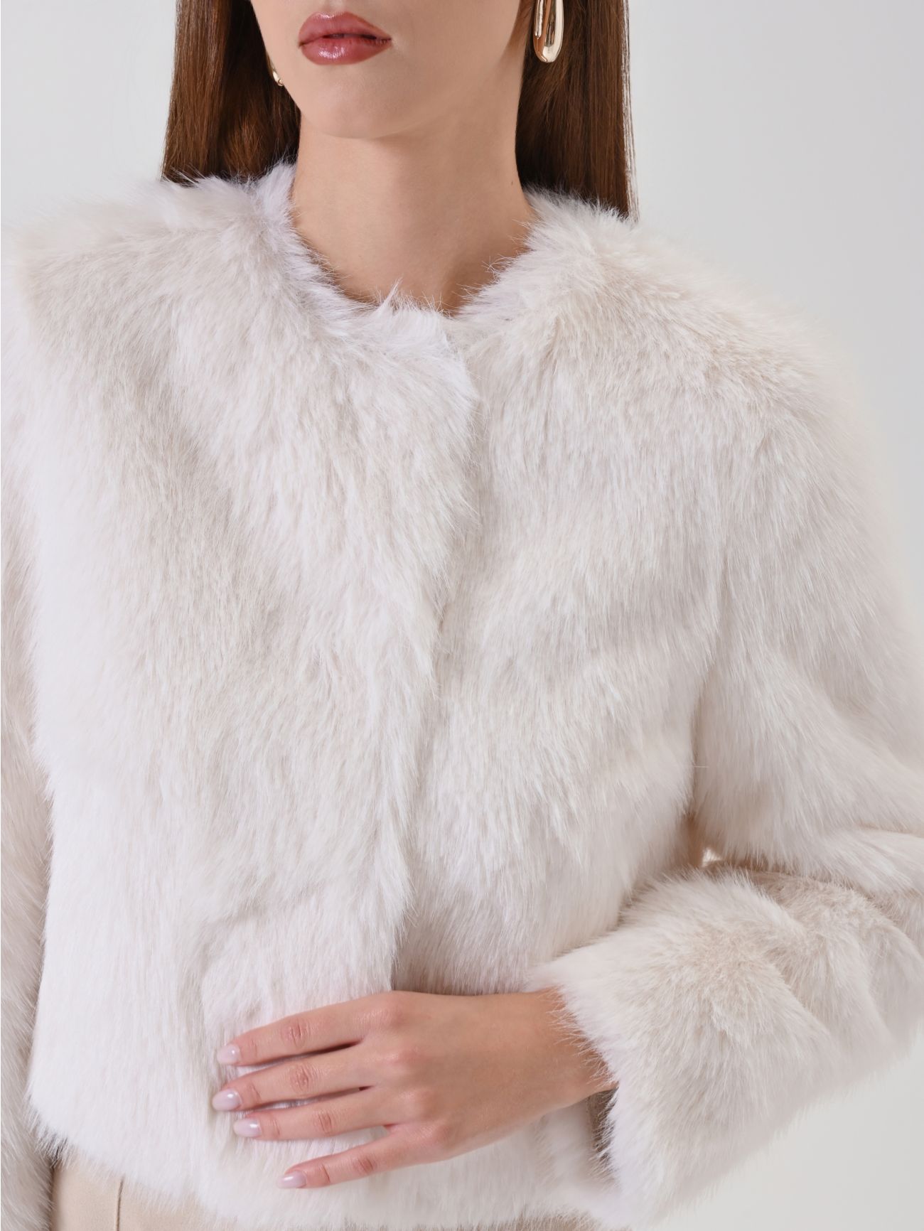 Giacca corta bianca in faux fur in_i4