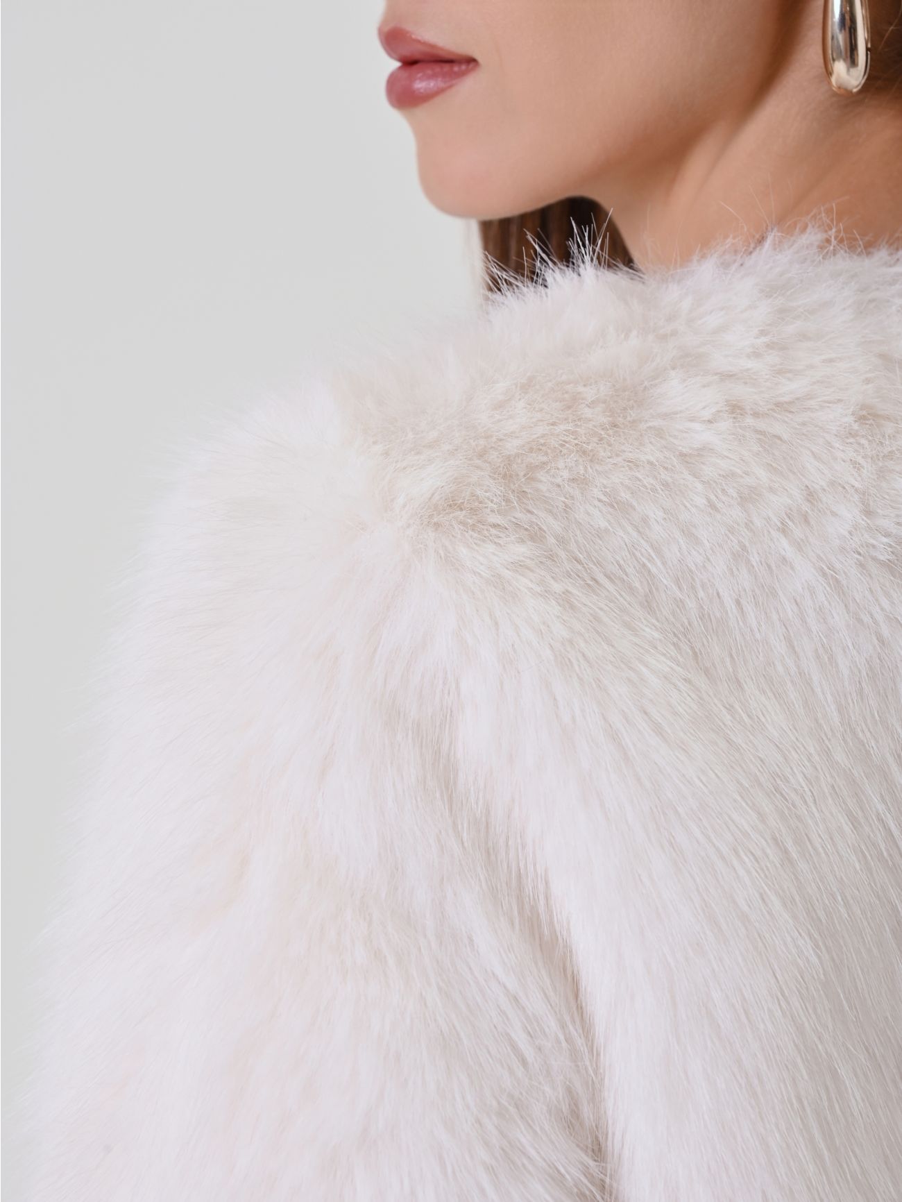 Giacca corta bianca in faux fur in_i5