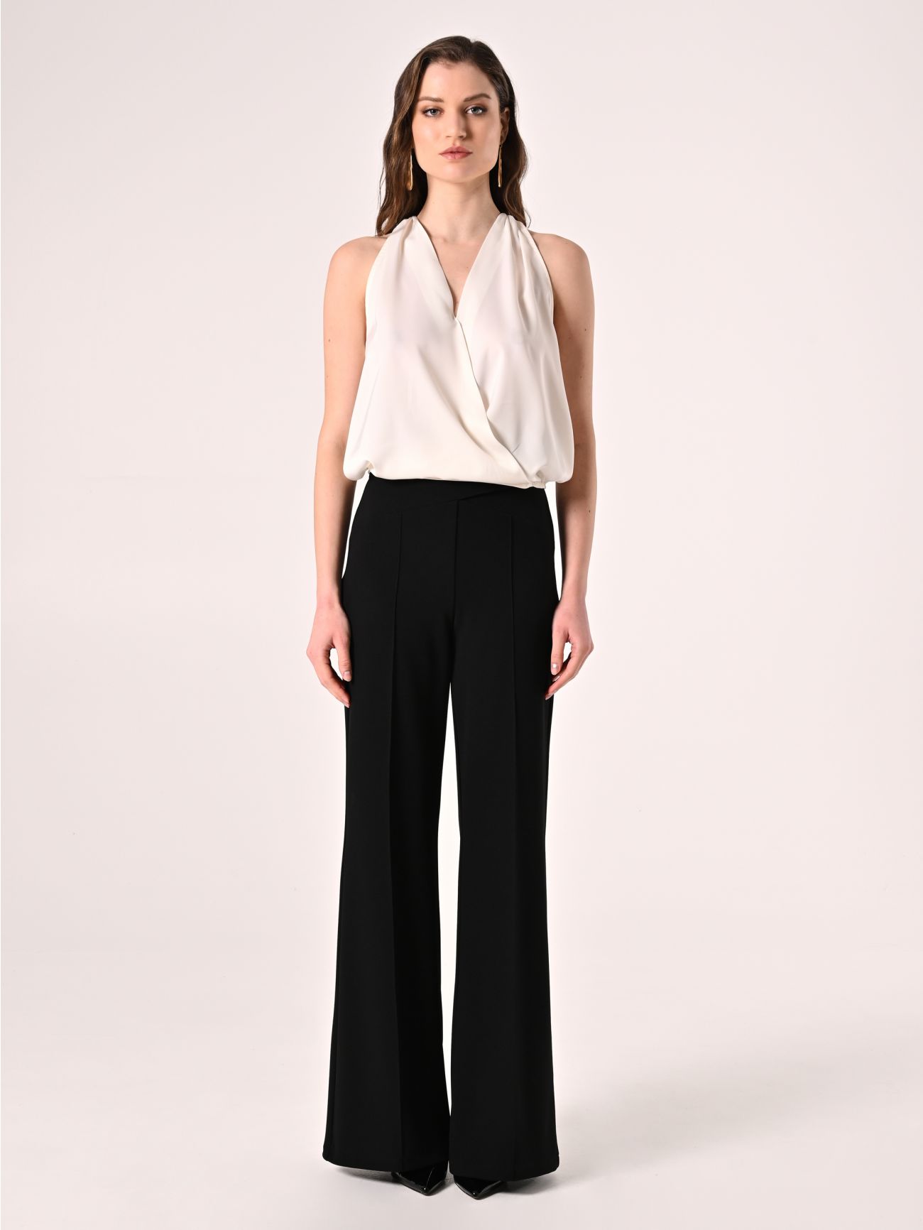 Top in Weiß aus Satin mit Neckholder-Ausschnitt det_1