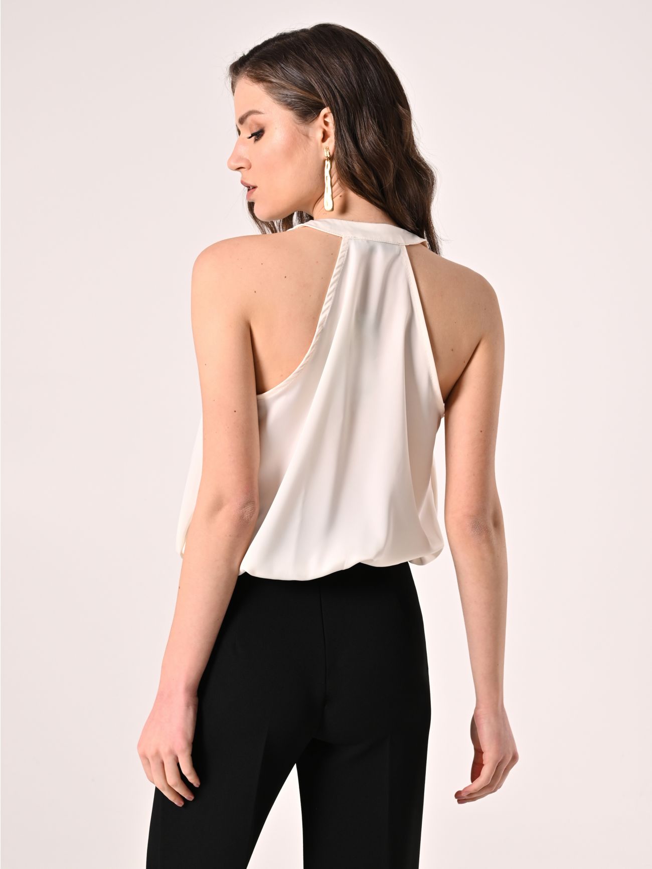Top in Weiß aus Satin mit Neckholder-Ausschnitt det_3
