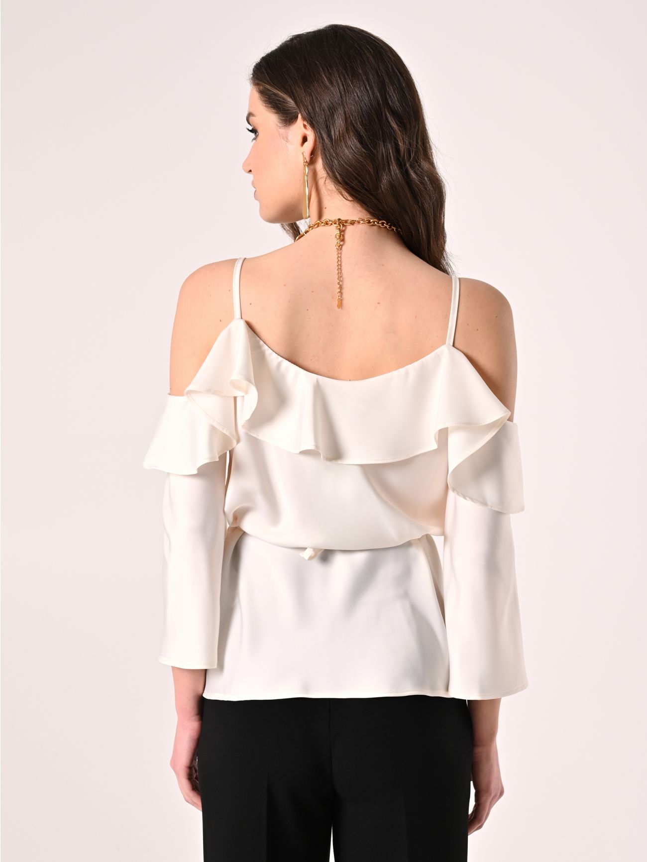 Weiße Bluse mit schmalem Gürtel det_3