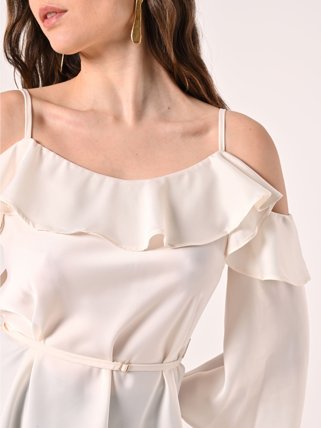 Weiße Bluse mit schmalem Gürtel in_i5