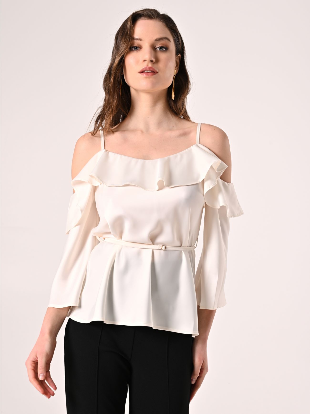 Weiße Bluse mit schmalem Gürtel in_i7