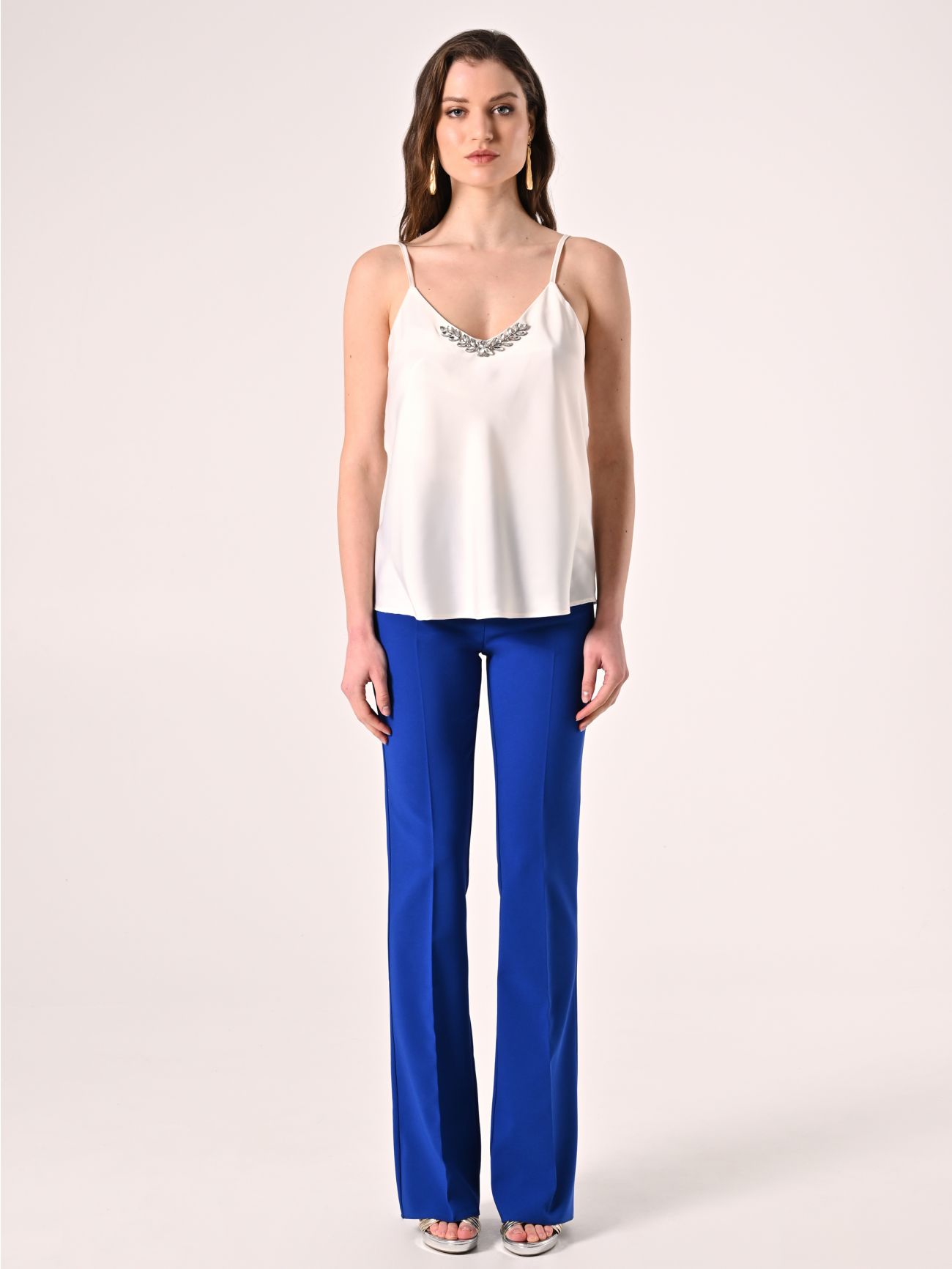 Top blanco con detalle de joya det_1