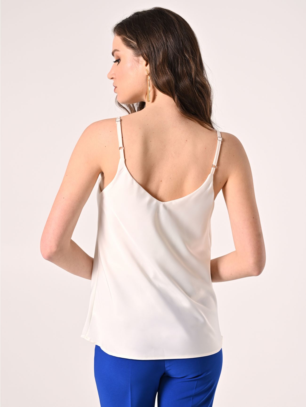 Top blanco con detalle de joya det_3