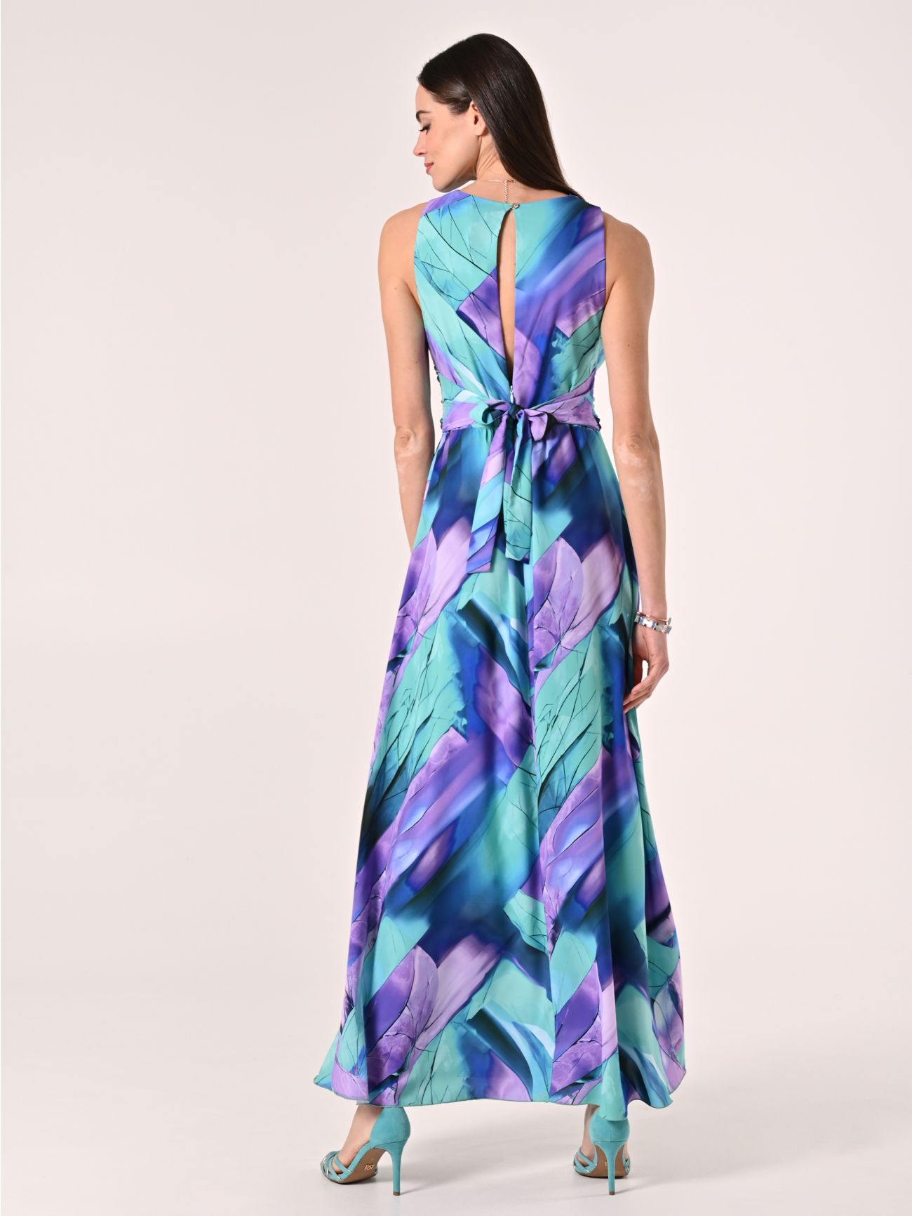 Langes Kleid mit abstraktem Muster det_3