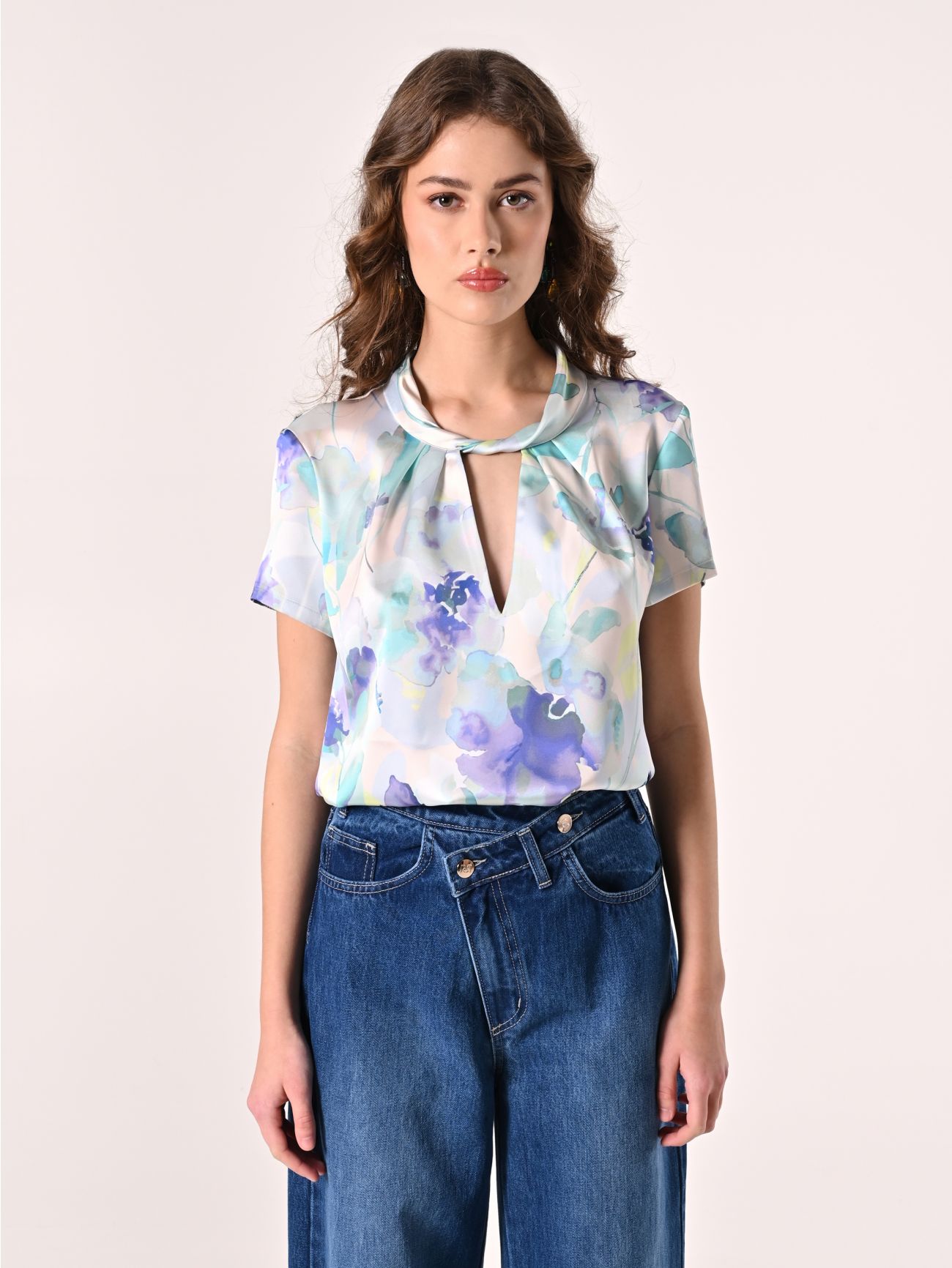 Bluse aus Satin mit Blumenmuster det_2