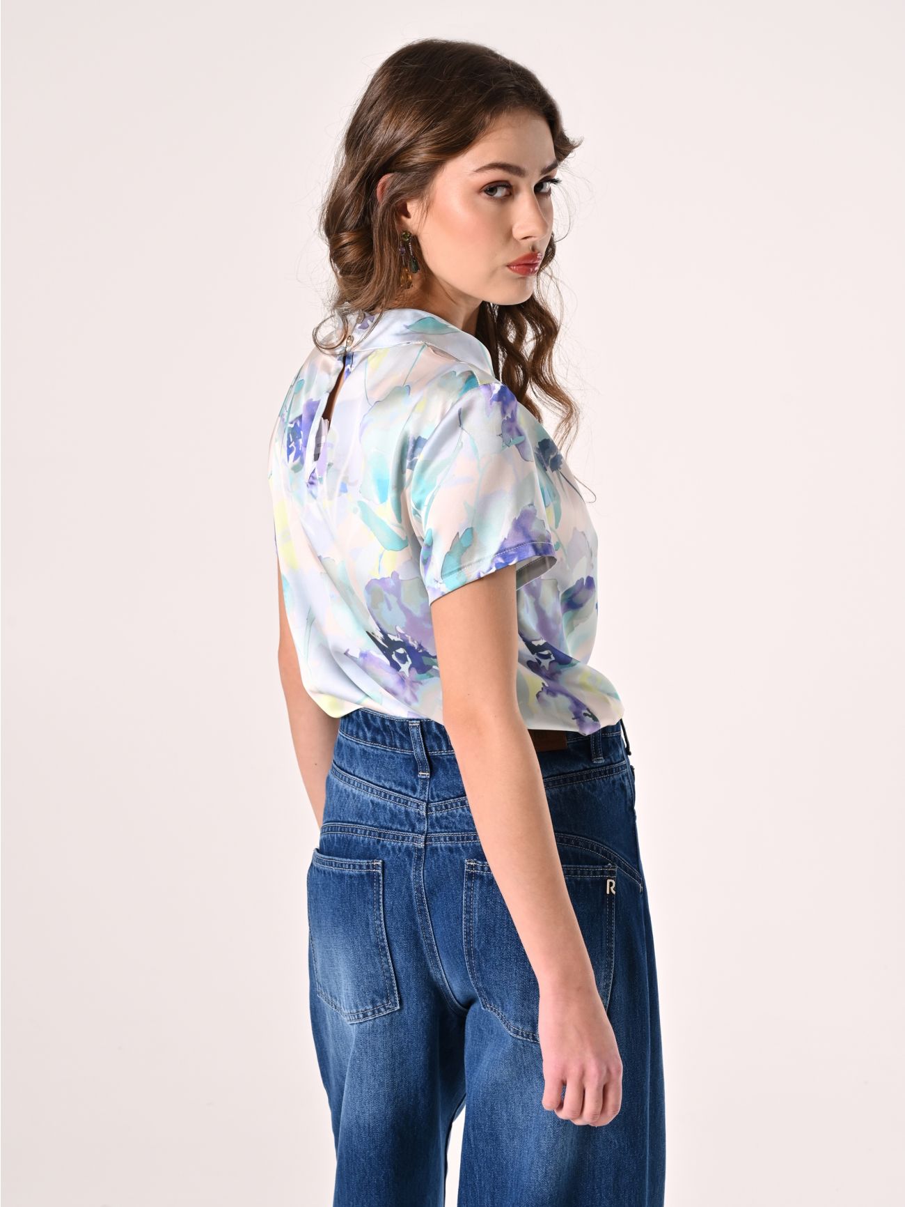 Bluse aus Satin mit Blumenmuster det_3
