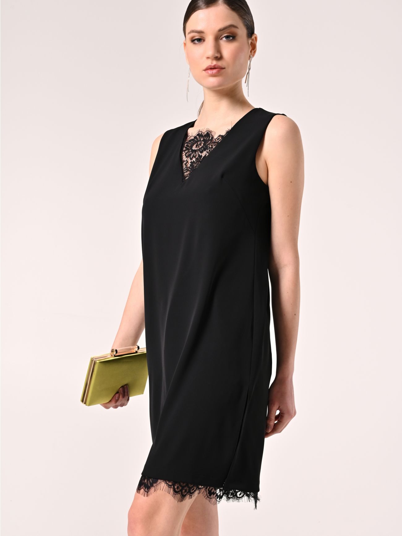 Robe fourreau noire avec empiècements en dentelle  Rinascimento