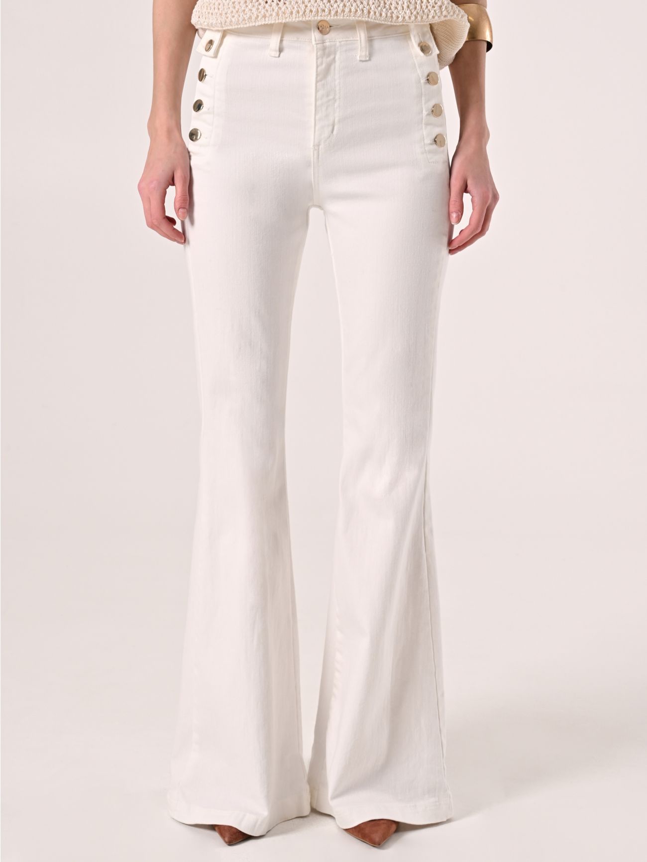 Pantalon évasé en denim à boutons blanc det_2